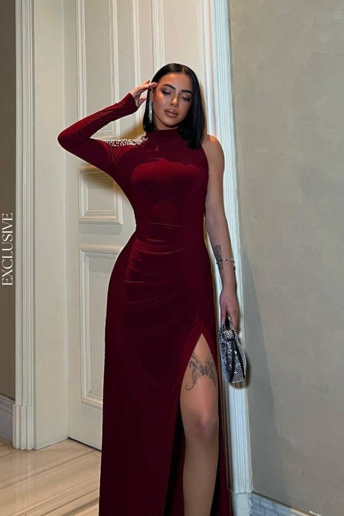 Tek Kol Taşlı Yırtmaçlı Sandy Abiye Elbise Bordo