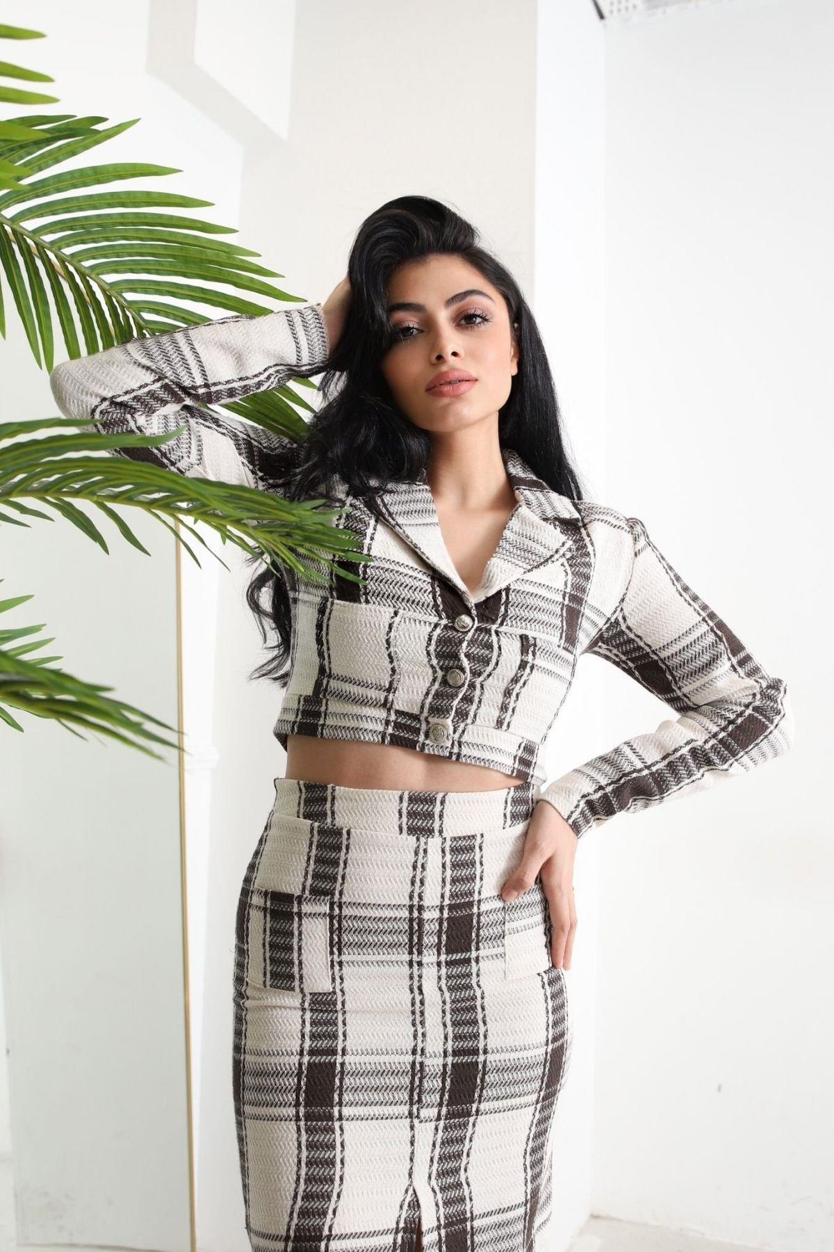 Uzun Kollu Crop Blazer Ceket Midi Boy Yırtmaçlı Etek İkili Takım