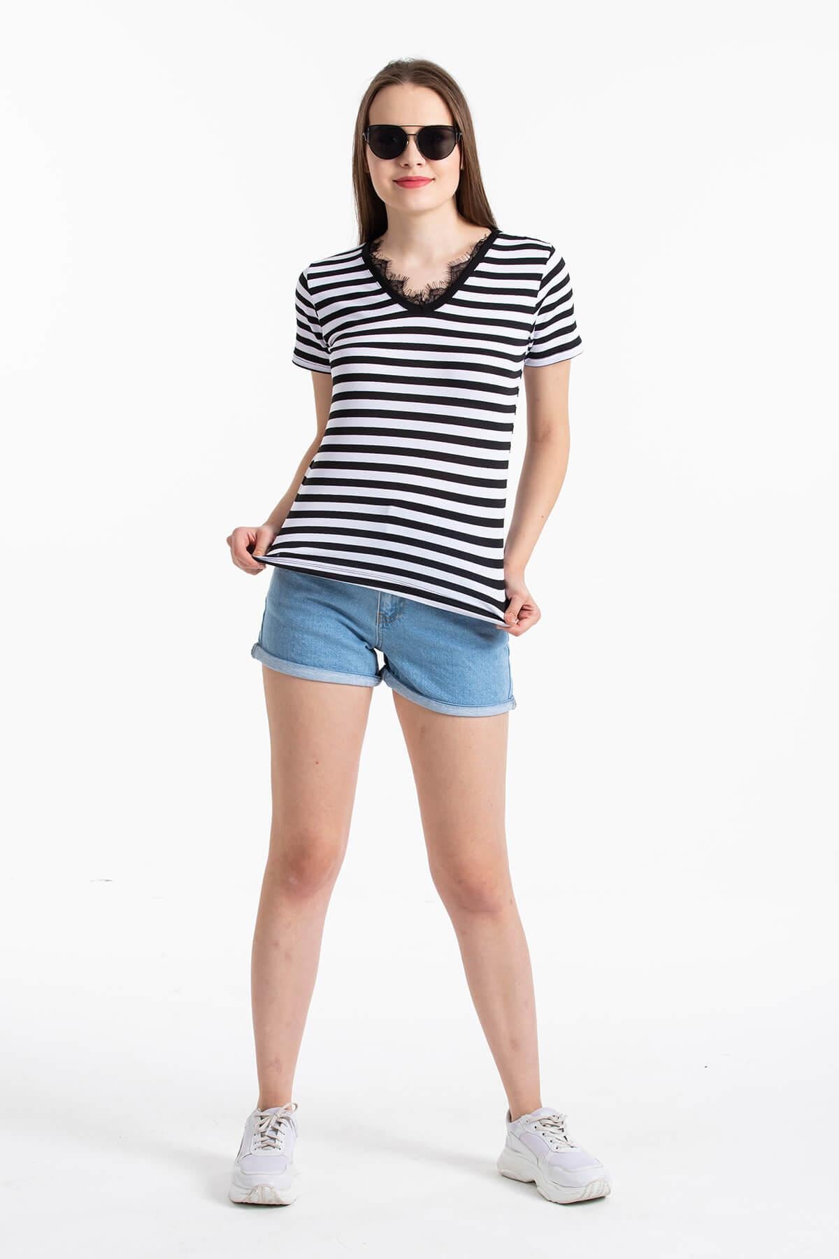 V Yaka Dantelli T-Shirt
