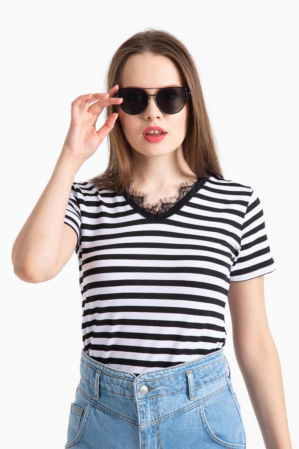 V Yaka Dantelli T-Shirt