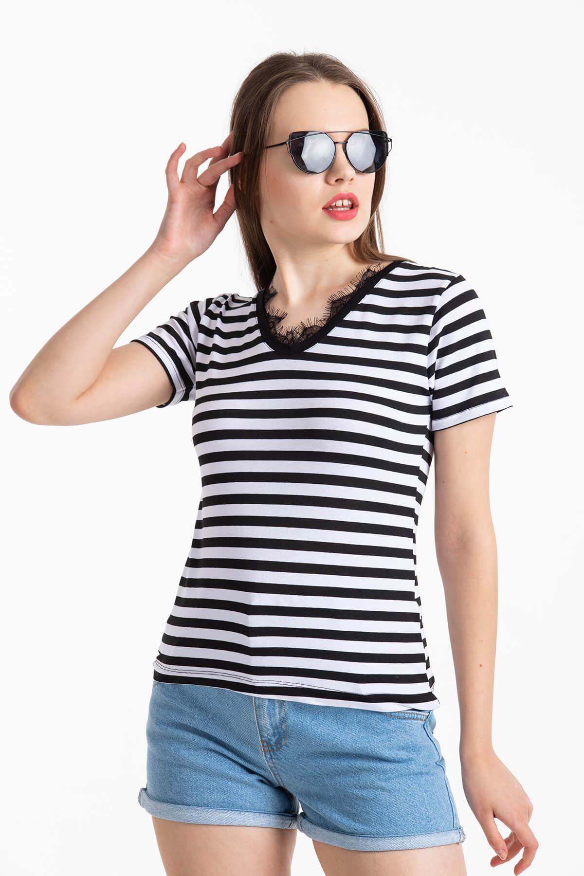 V Yaka Dantelli T-Shirt