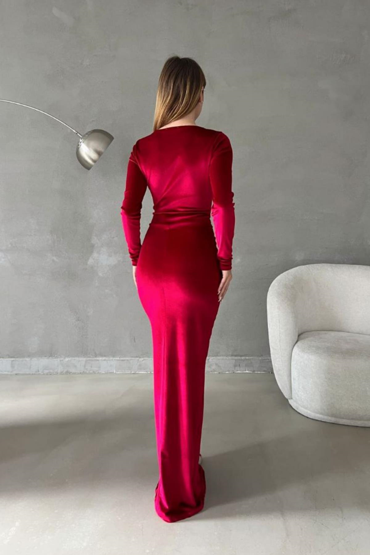 V Yaka Yırtmaçlı Drape Detaylı Kadife Maxi Elbise Kırmızı
