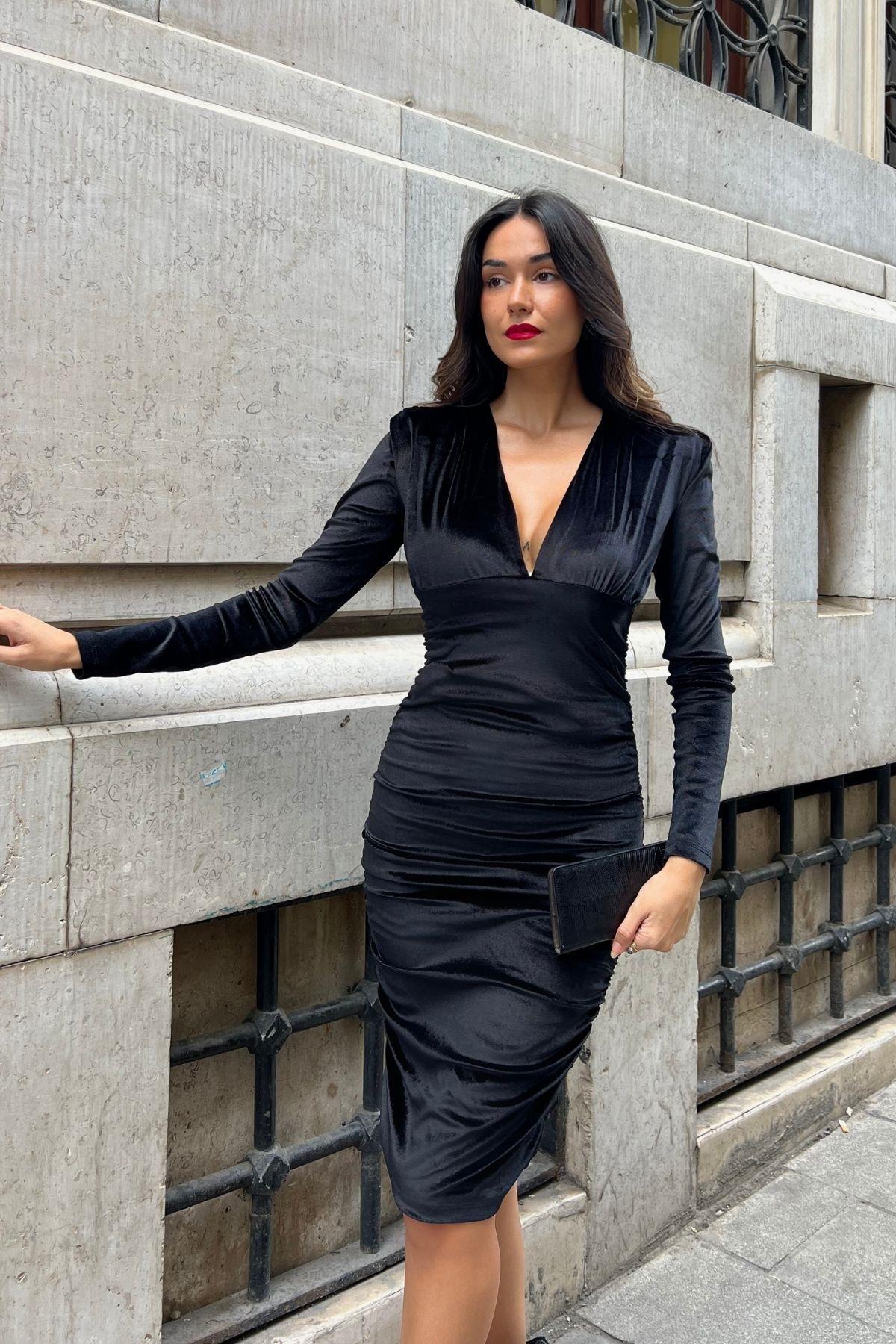 Vatkalı Yanları Büzgülü Uzun Kollu Kadife Elbise