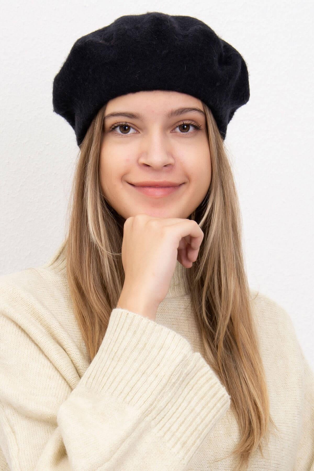Yünlü Siyah Ressam Bere