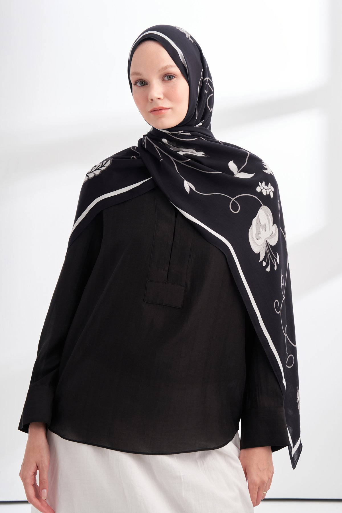 FLORAL ARCHIVE FIORA DESEN ŞAL - SİYAH - BEYAZ