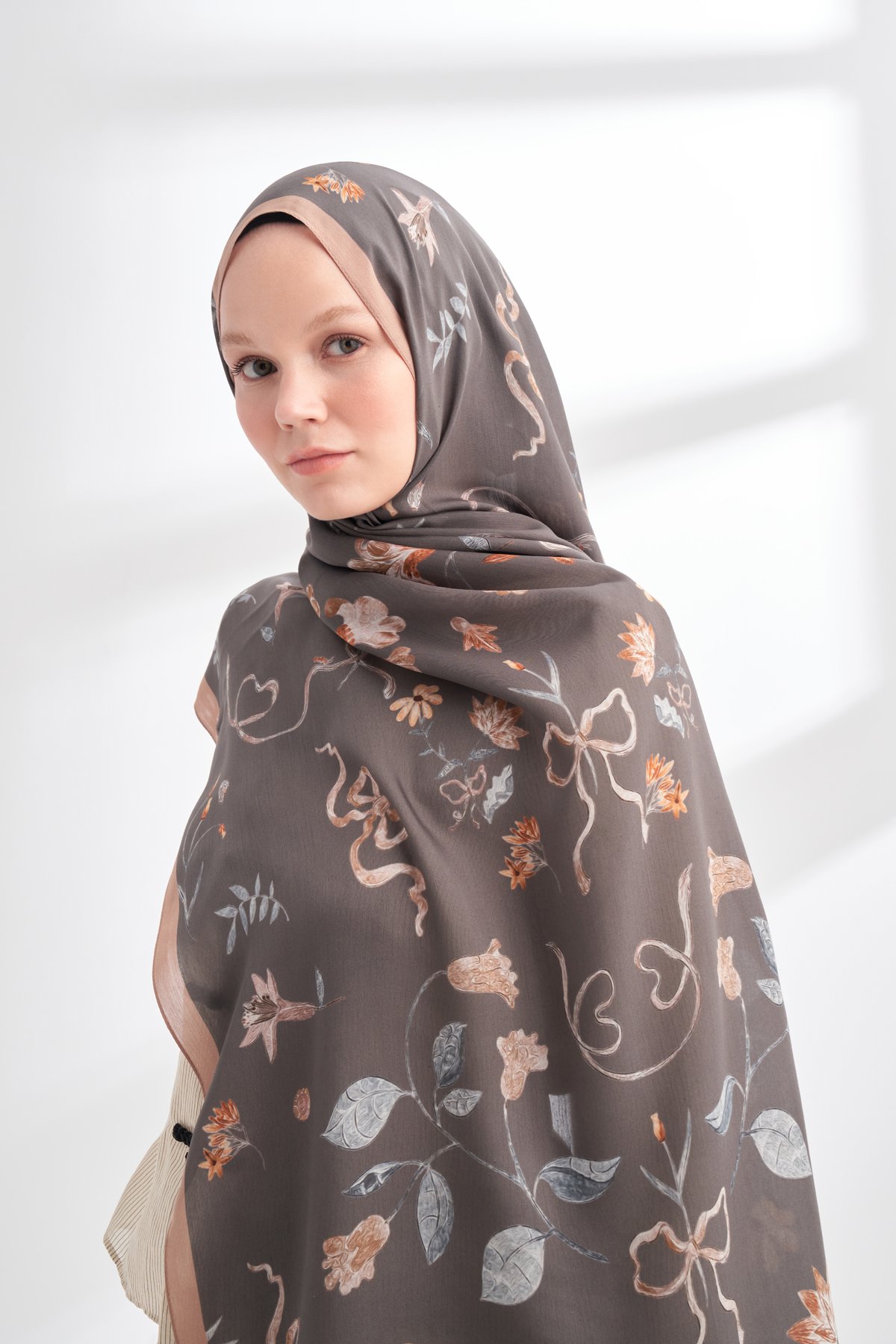 FLORAL ARCHIVE LAVINIA DESEN ŞAL - VİZON - GRİ