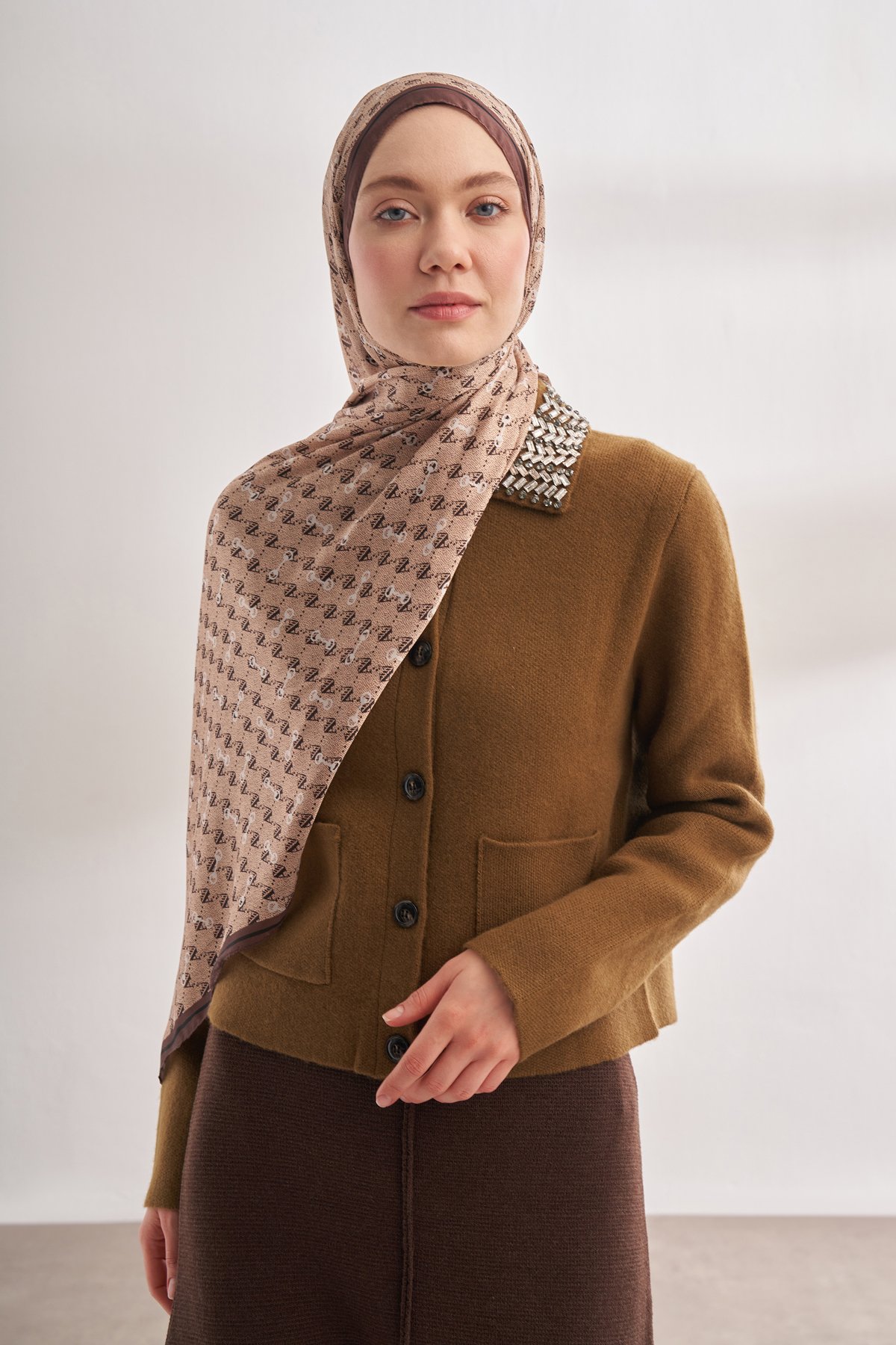 İTHAL VUAL MONOGRAM DESEN ŞAL - BEJ - KAHVE