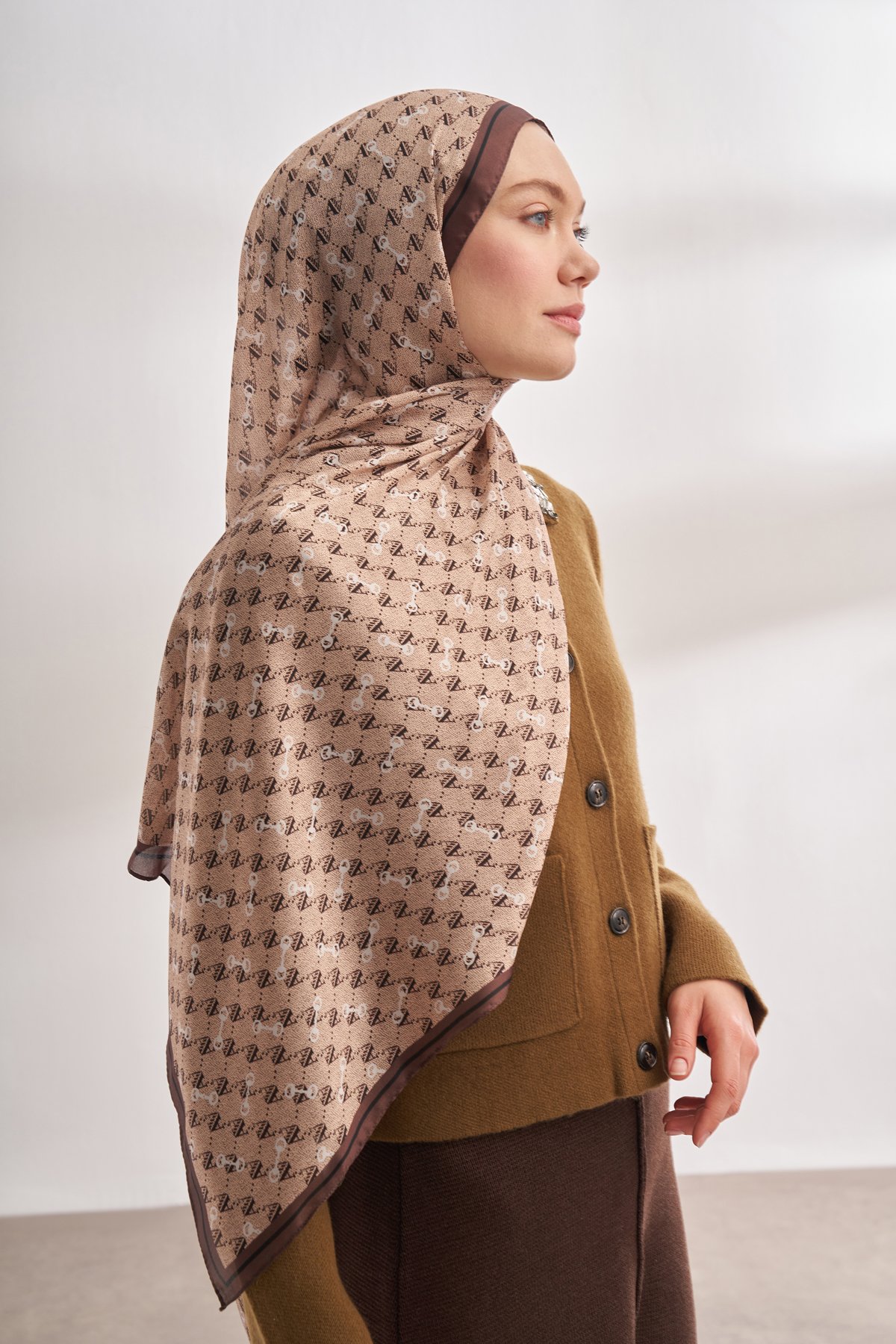İTHAL VUAL MONOGRAM DESEN ŞAL - BEJ - KAHVE
