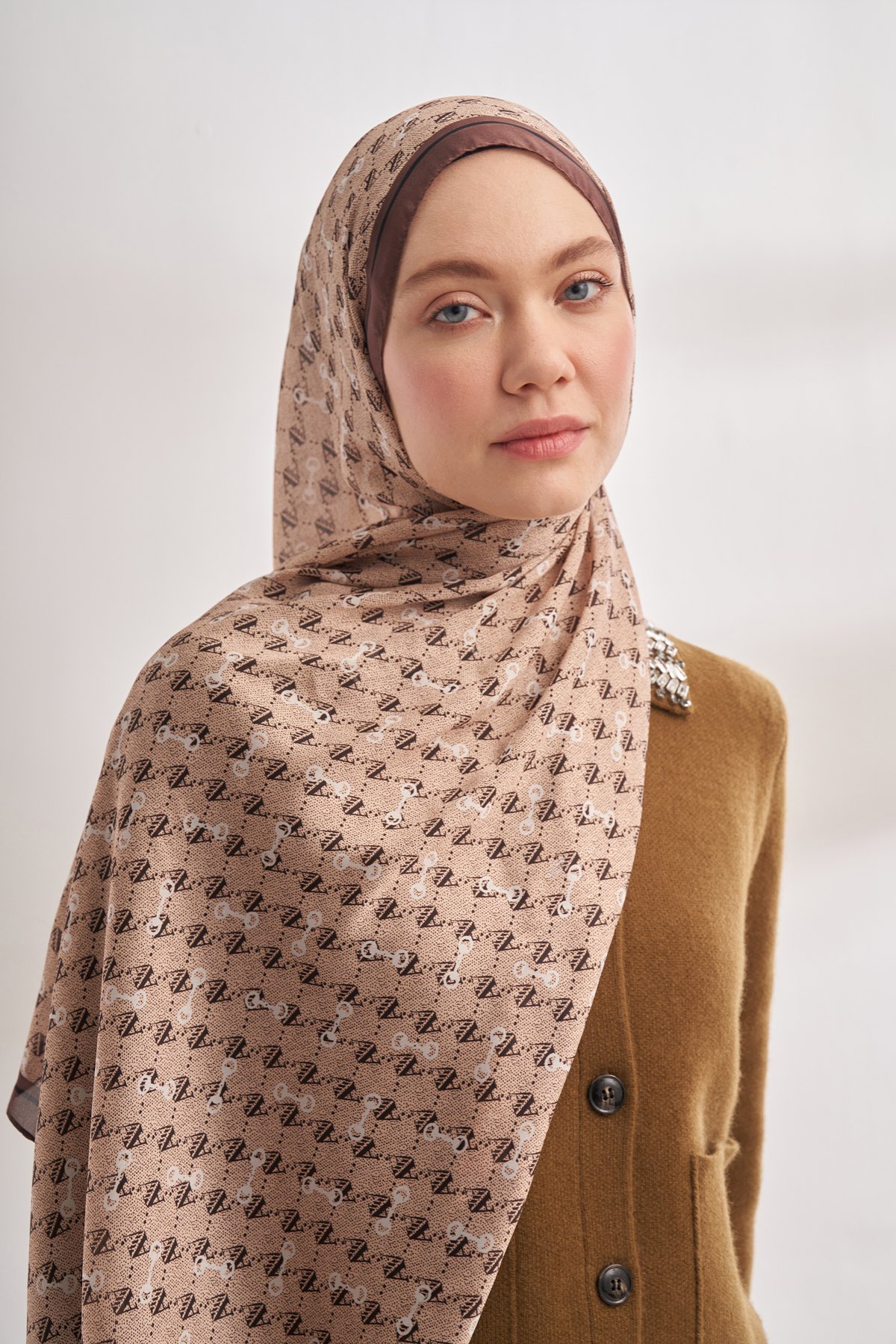 İTHAL VUAL MONOGRAM DESEN ŞAL - BEJ - KAHVE