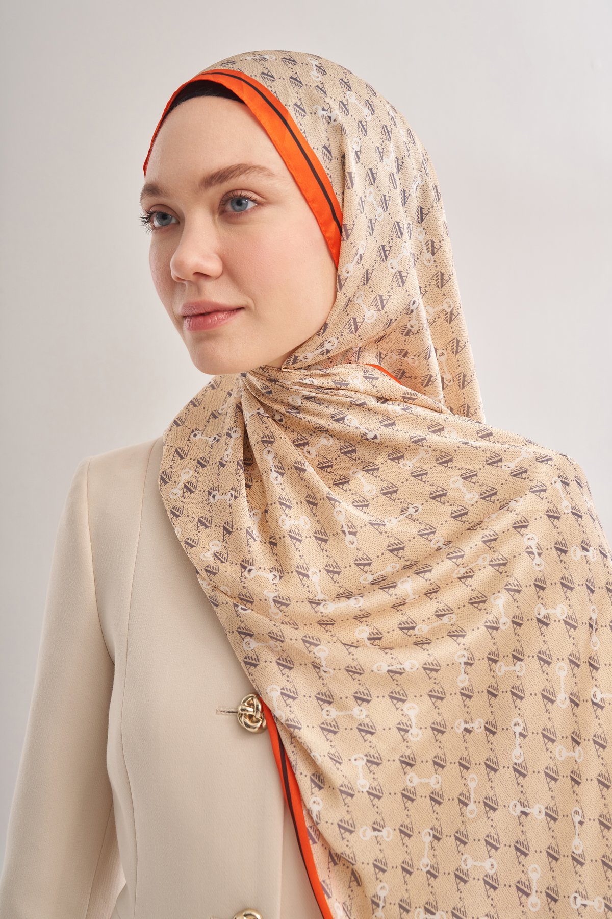 İTHAL VUAL MONOGRAM DESEN ŞAL - BEJ - TURUNCU