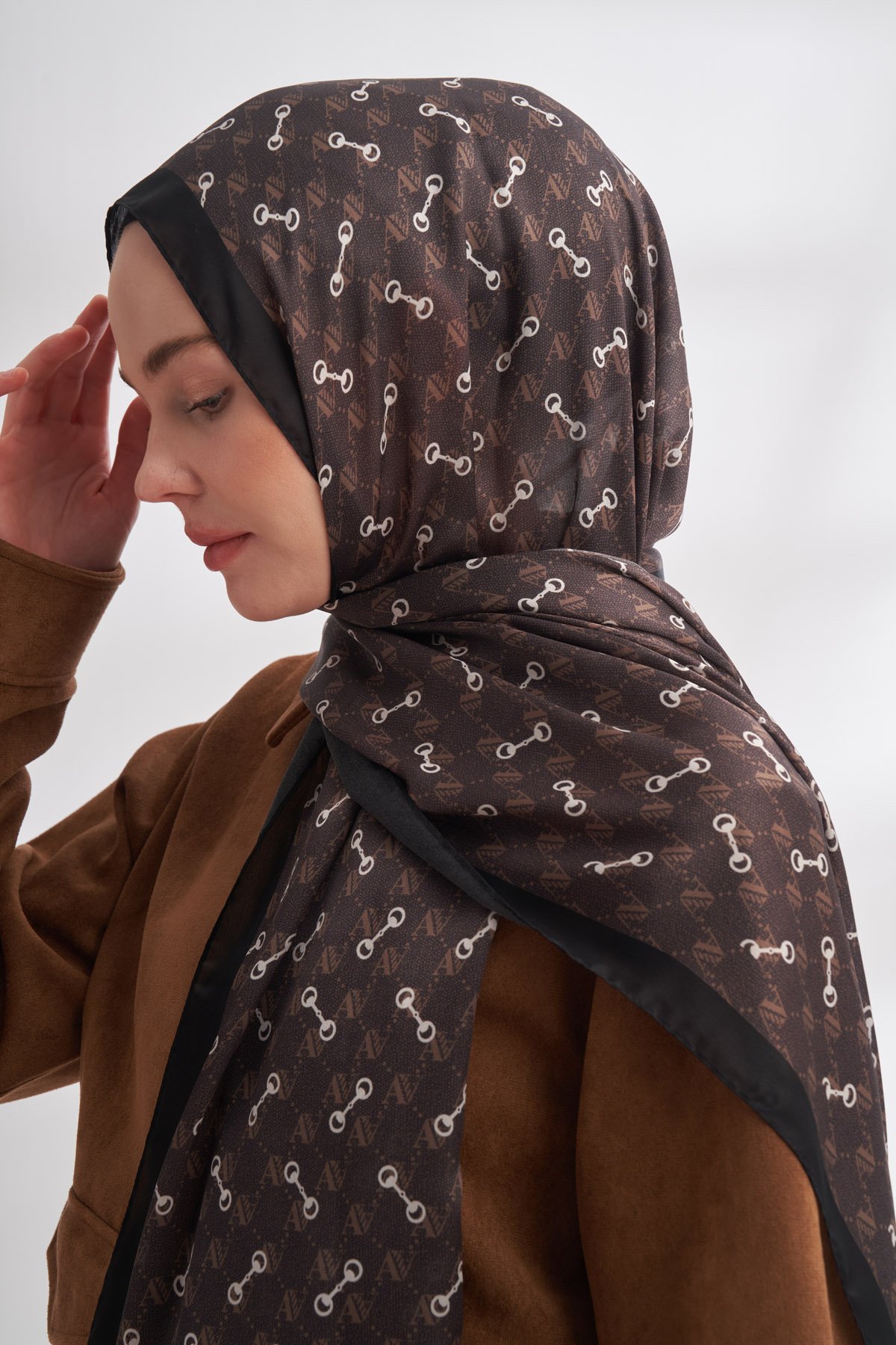 İTHAL VUAL MONOGRAM DESEN ŞAL - ÇİKOLATA