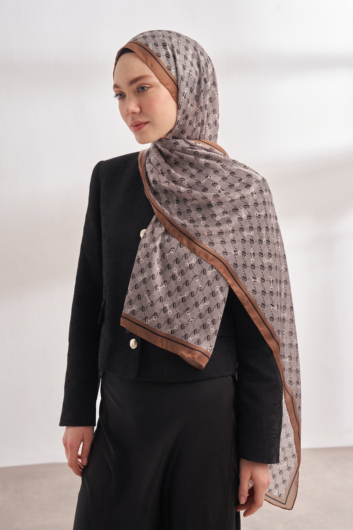 İTHAL VUAL MONOGRAM DESEN ŞAL -  GRİ - SÜTLÜ KAHVE