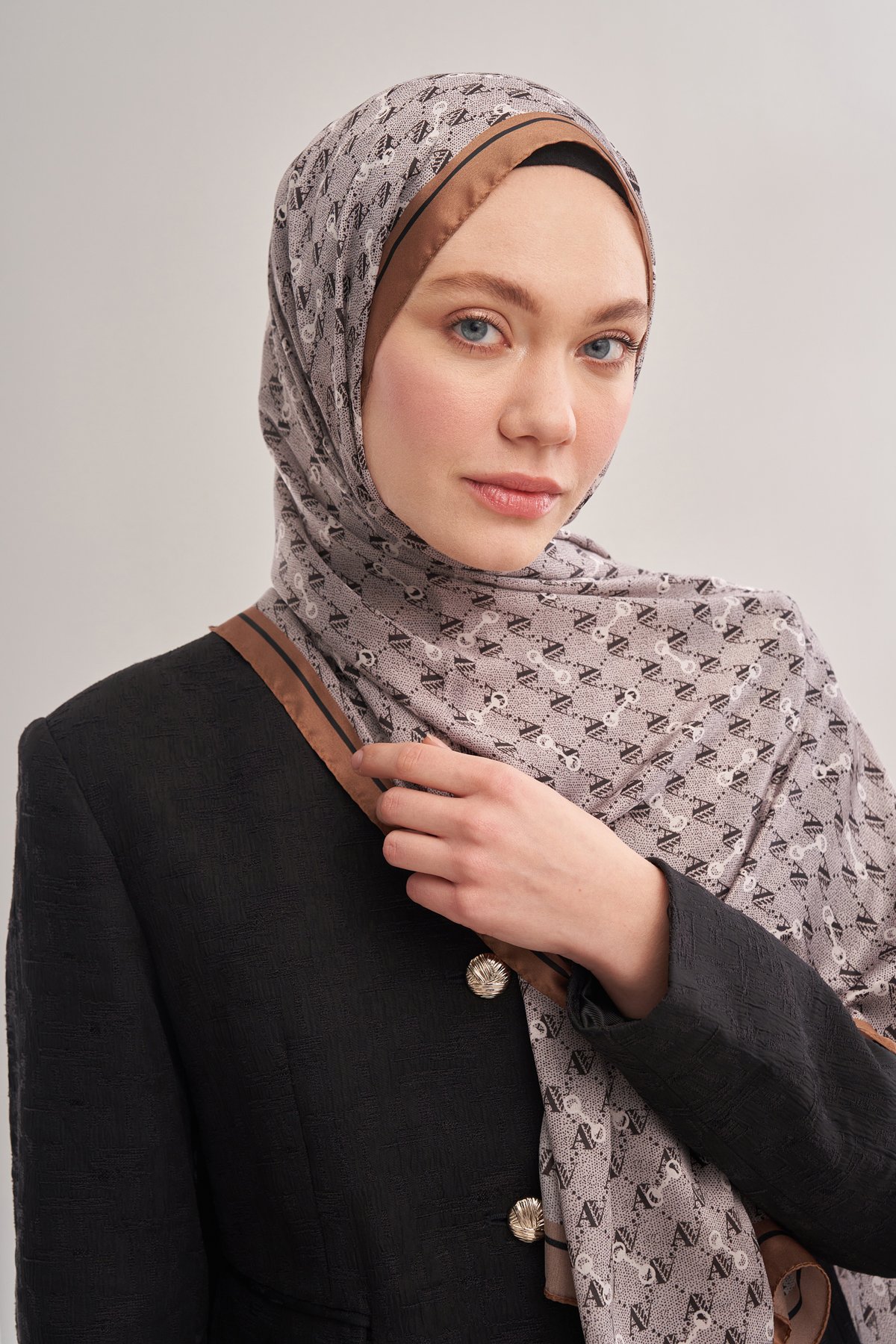 İTHAL VUAL MONOGRAM DESEN ŞAL -  GRİ - SÜTLÜ KAHVE