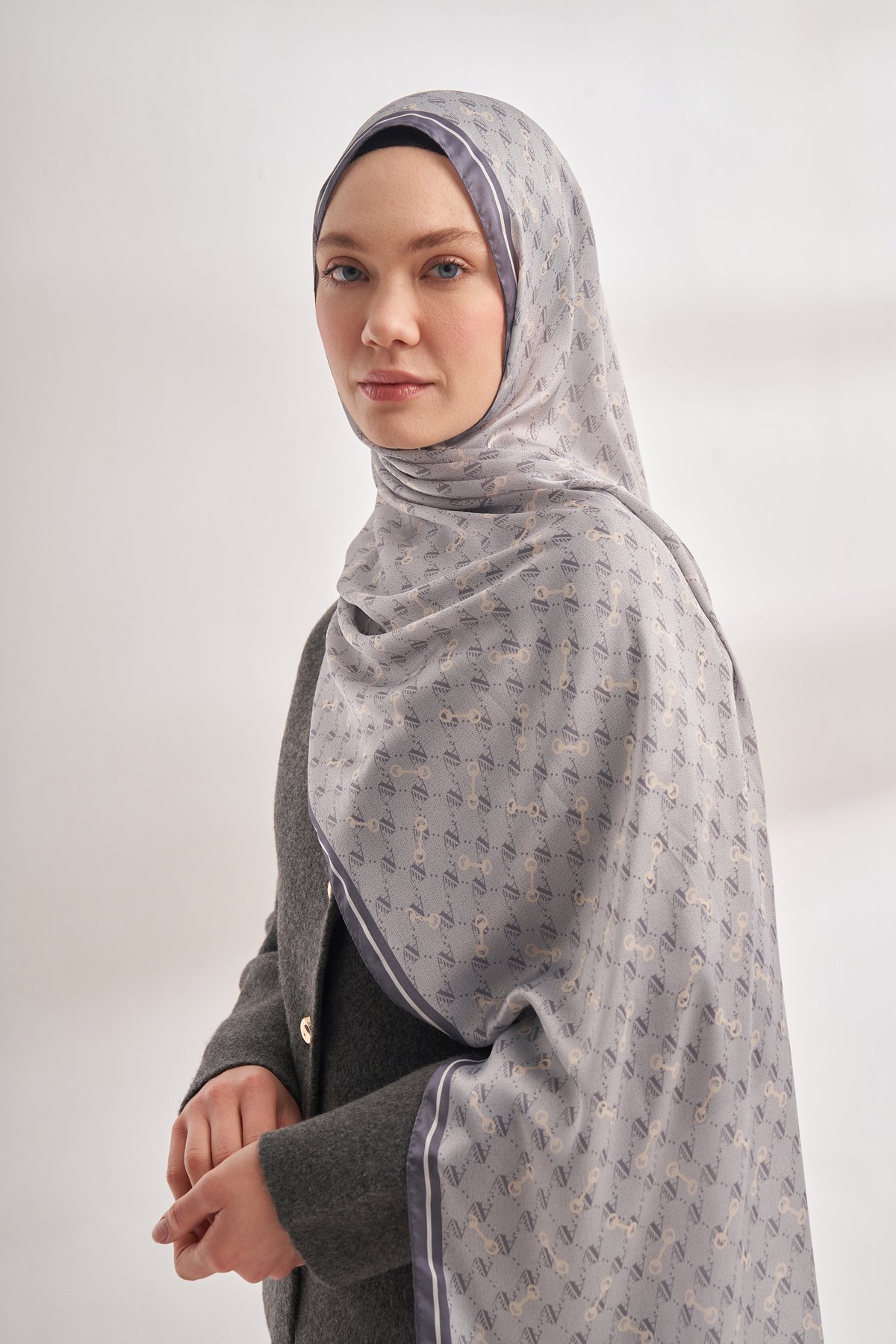 İTHAL VUAL MONOGRAM DESEN ŞAL - GÜMÜŞ