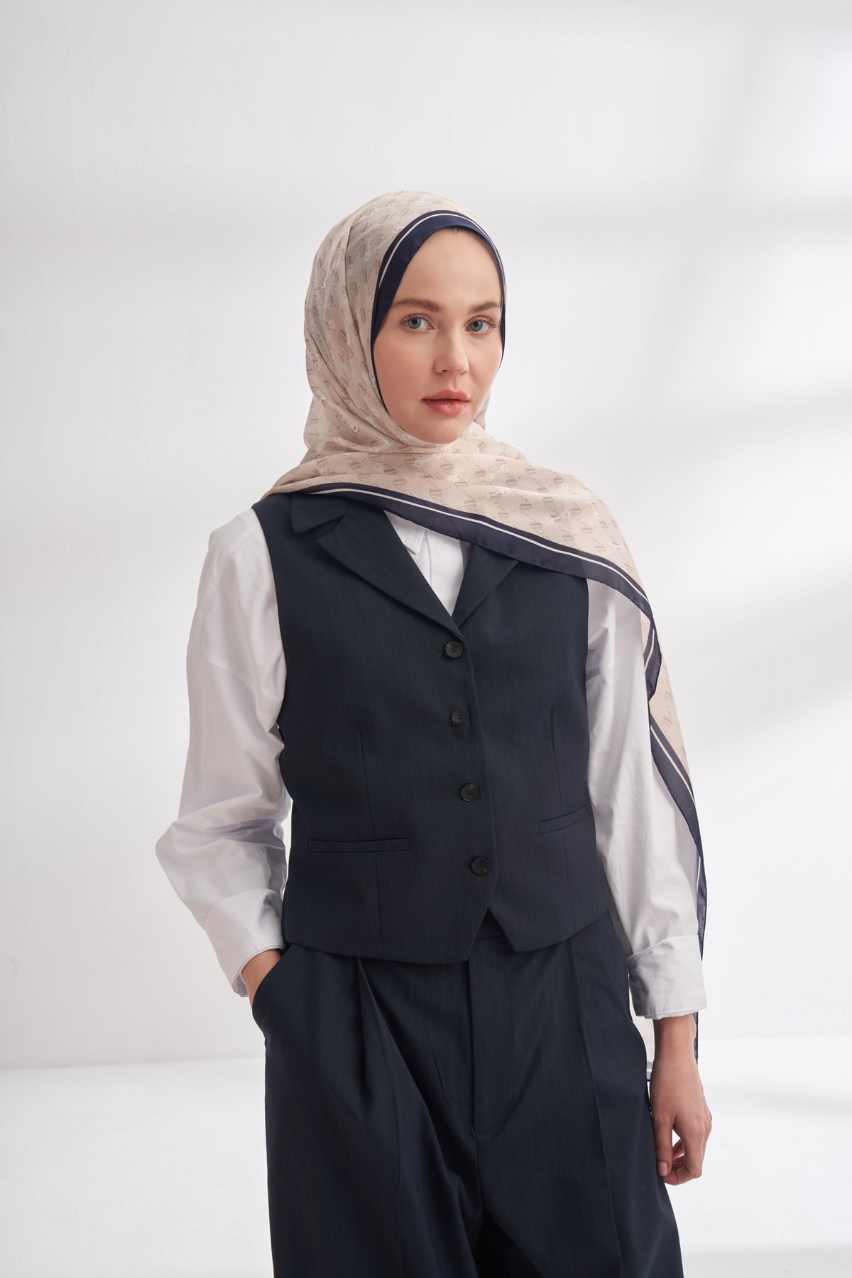 İTHAL VUAL MONOGRAM DESEN ŞAL - LACİVERT - BEJ