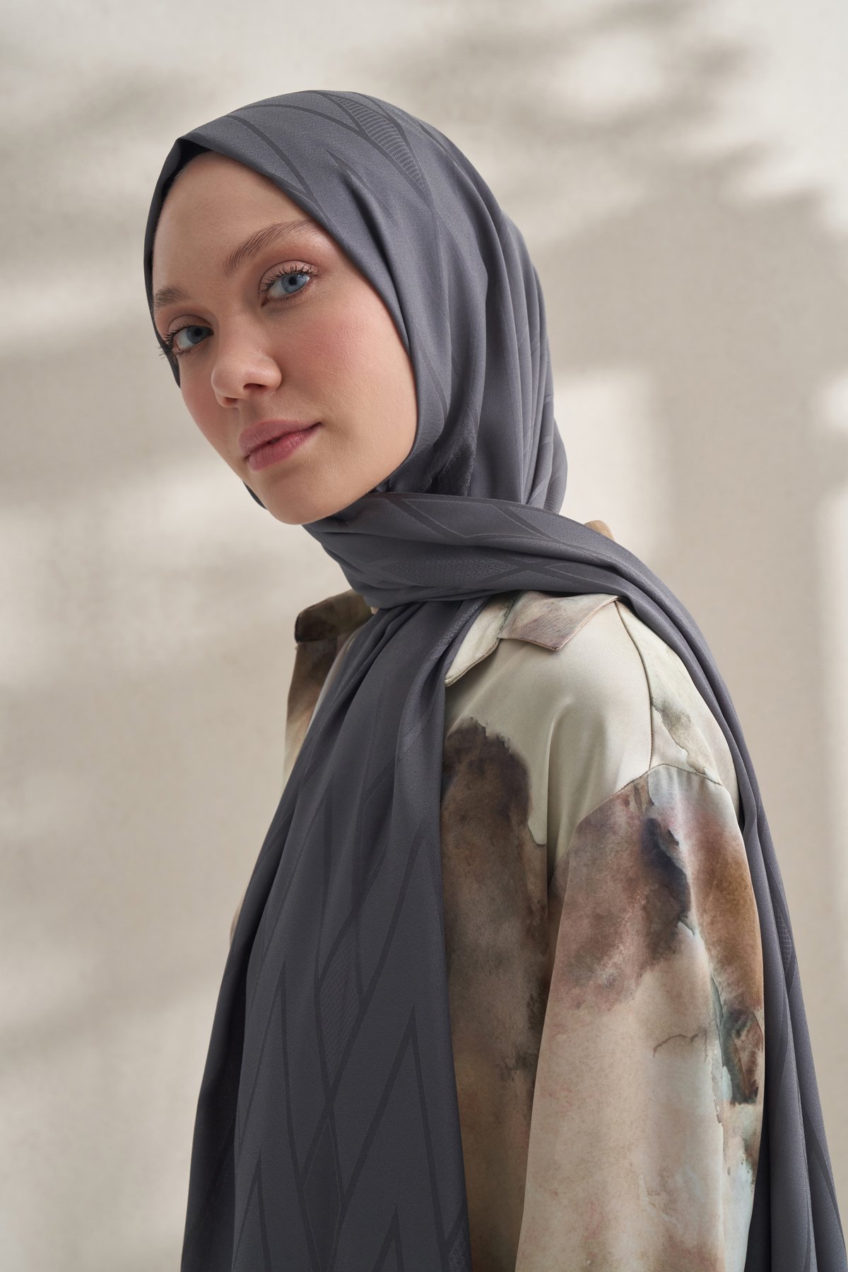 KREP JAKAR PRİZMA DESEN ŞAL -  FÜME