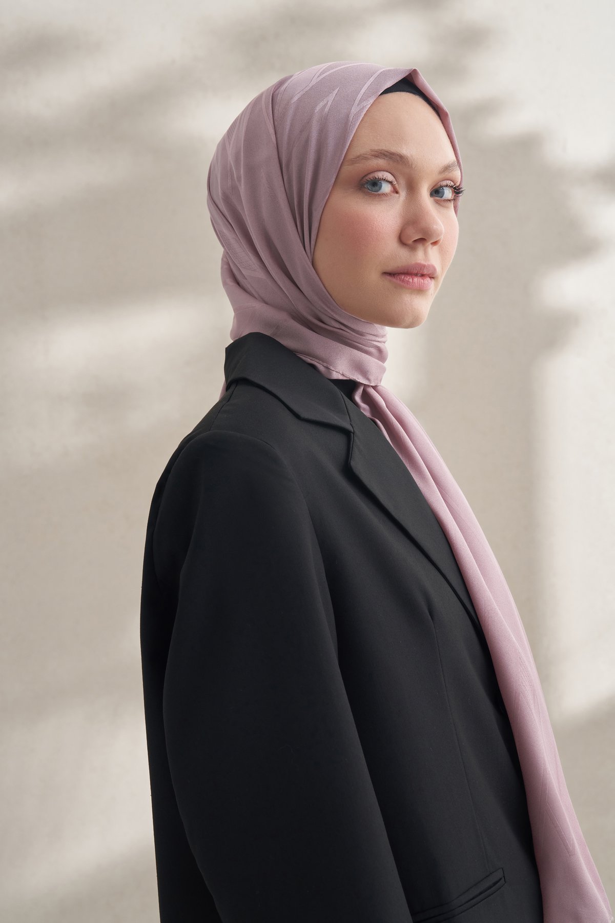 KREP JAKAR PRİZMA DESEN ŞAL -  SİSLİ PUDRA