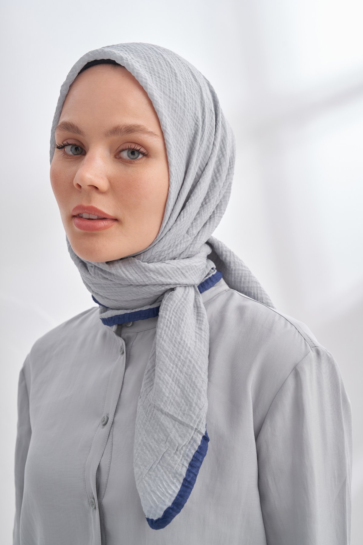 MÜSLİN BİYELİ EŞARP - AÇIK GRİ