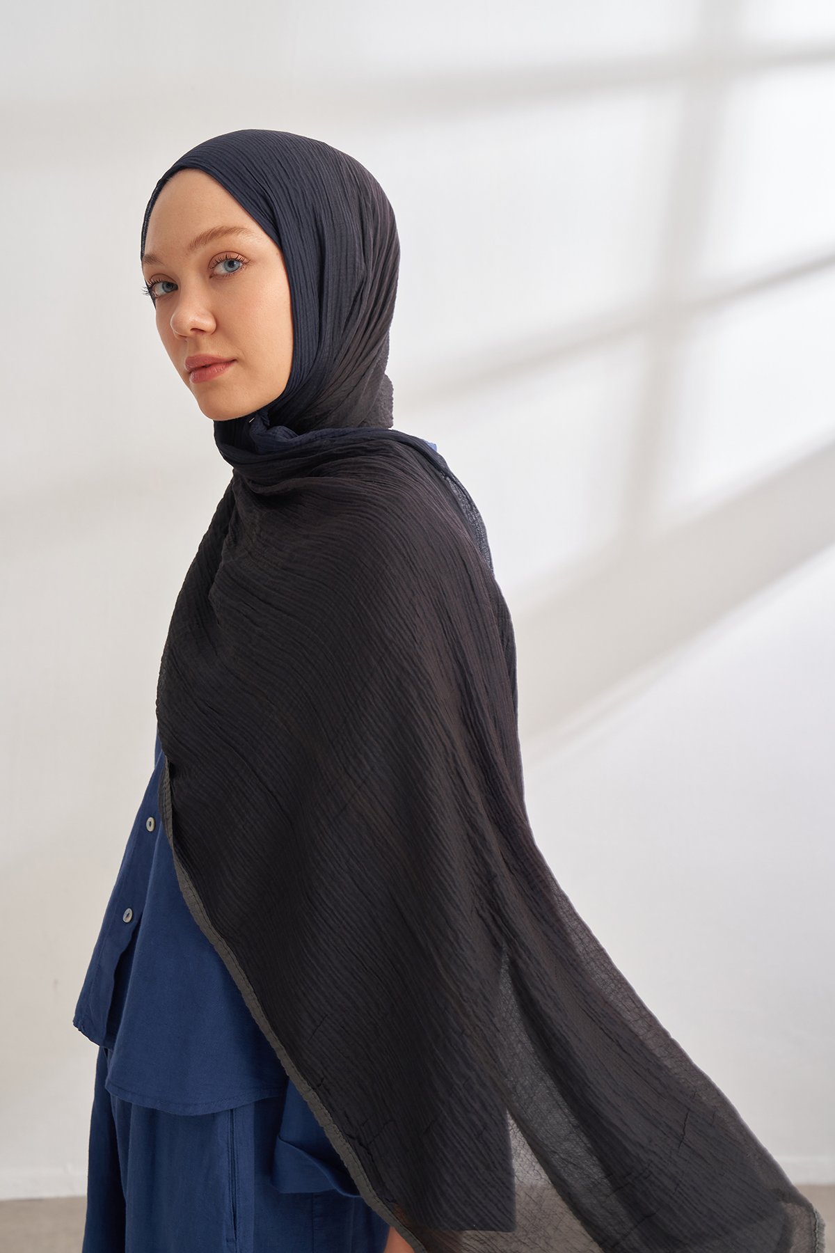 MÜSLİN DEGRADE BİYELİ ŞAL - SİYAH - LACİVERT
