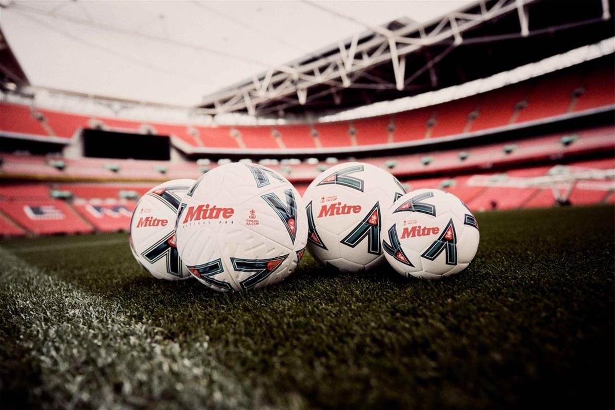 FutbolFutbol Topu FA Cup Beden:4 Beyaz/Yeşil/Kırmızı