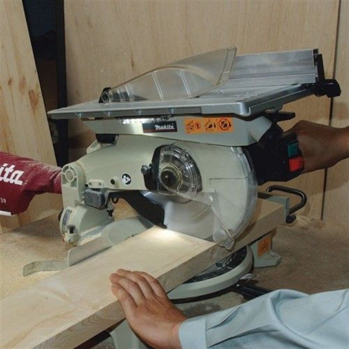 Gönye KesmeMakita Gönye Kesme - Tablalı 260MM