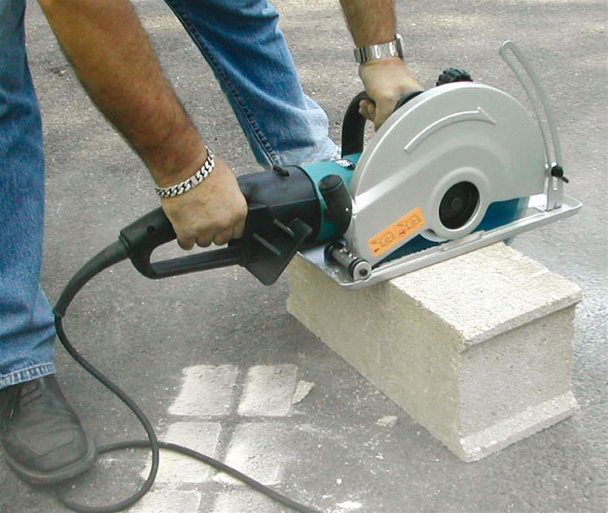 SpiralMakita Spiral Dikey 2400W 305MM