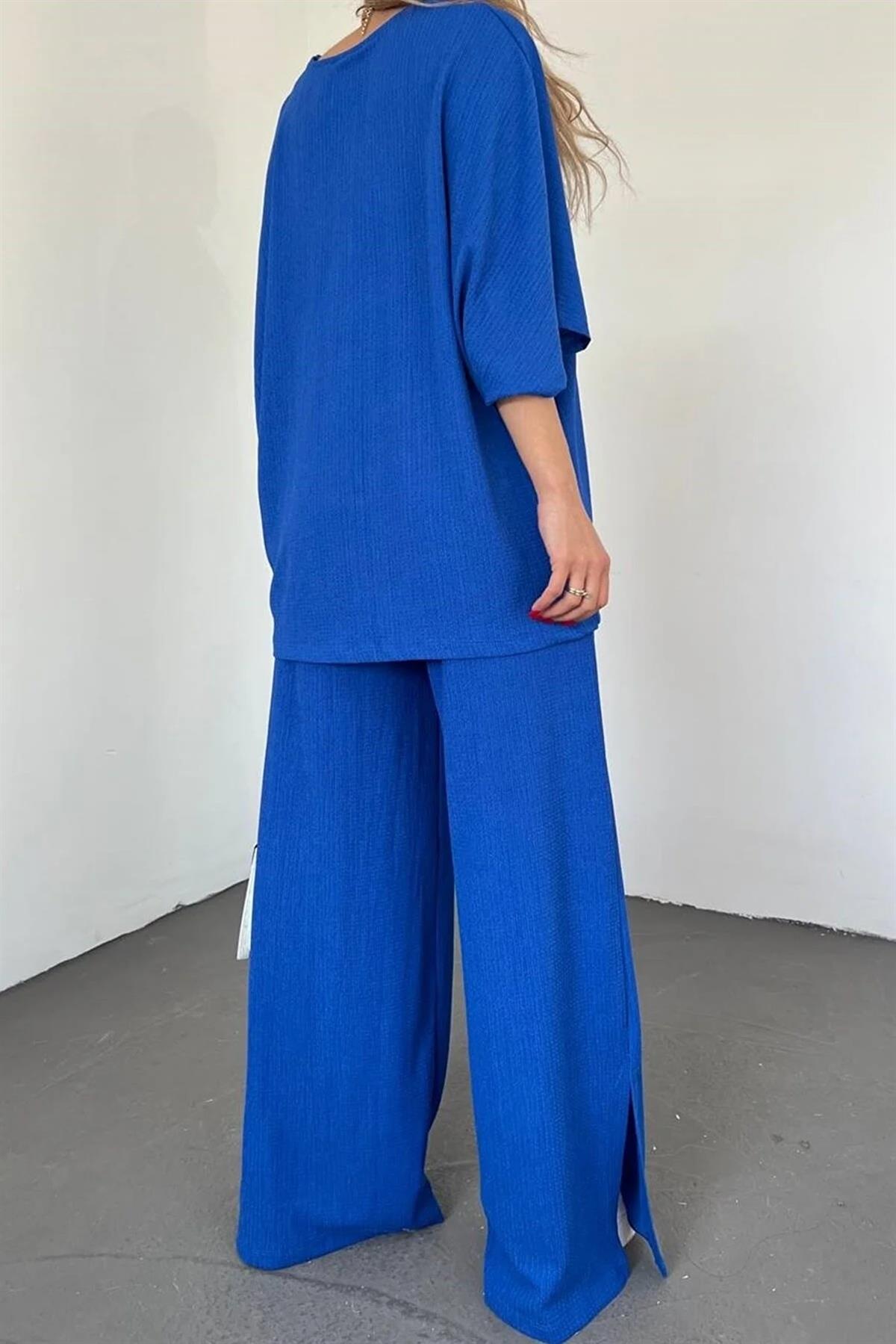  Saks Mavi Gofre Kumaş Yarasa Kol Tasarım V Yaka Bluz ve Pantolon Oversize İkili Takım 9581