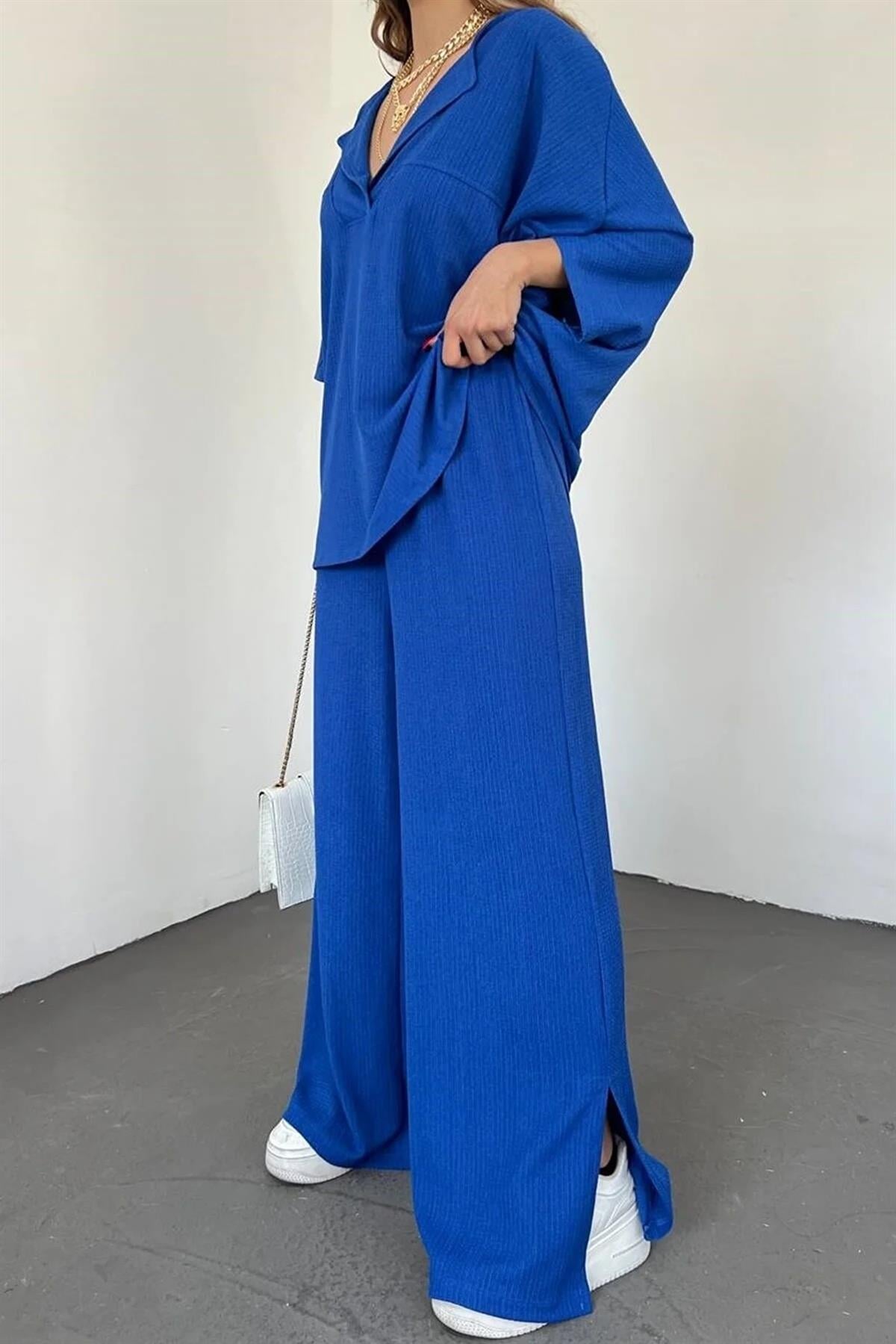  Saks Mavi Gofre Kumaş Yarasa Kol Tasarım V Yaka Bluz ve Pantolon Oversize İkili Takım 9581