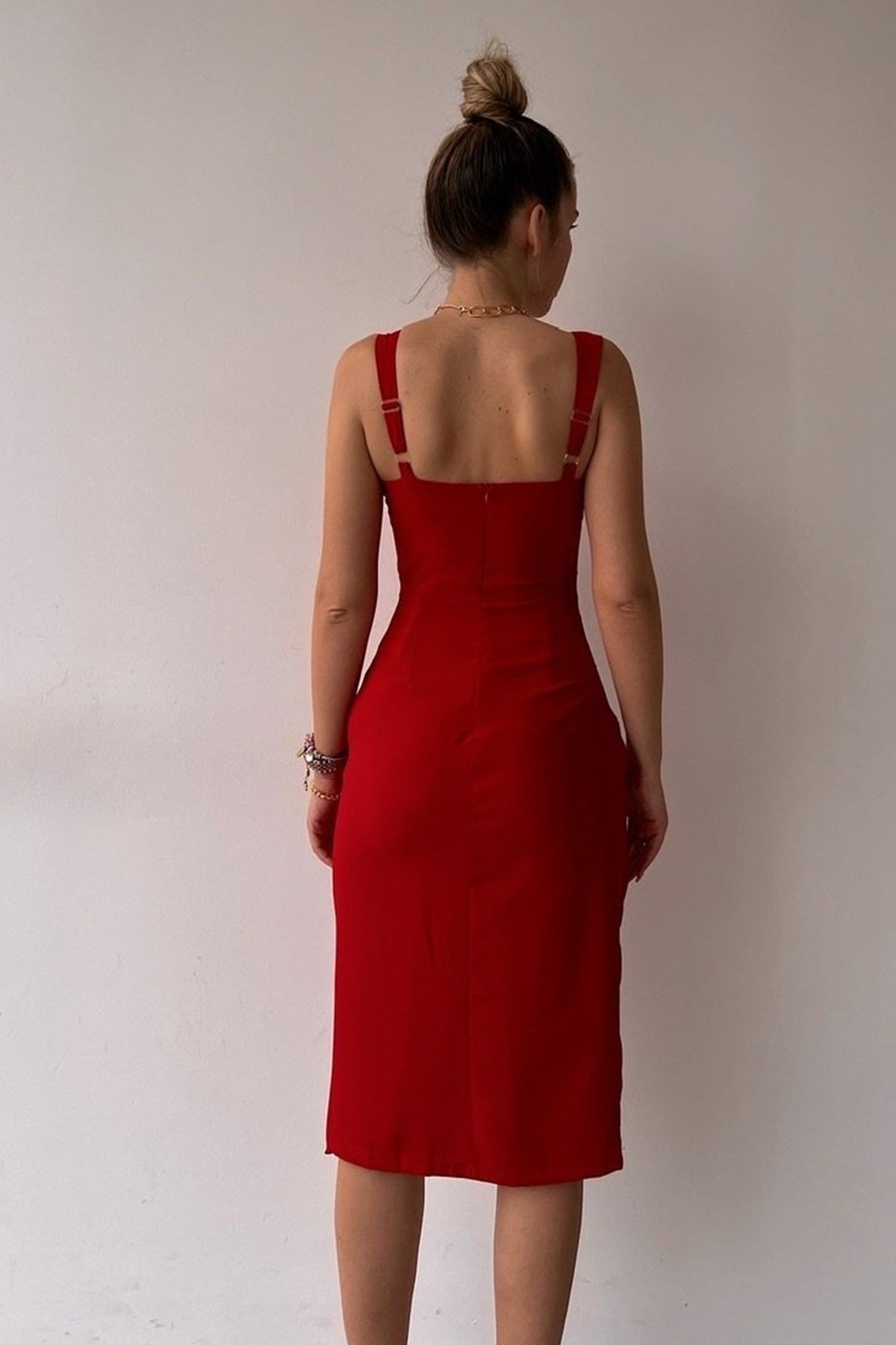 ASKILI YIRTMAÇ DETAYLI GÖĞÜS DOLGULU MİDİ BOY KIRMIZI ELBİSE RED MIDI DRESSS MSCX-120-KIRMIZI