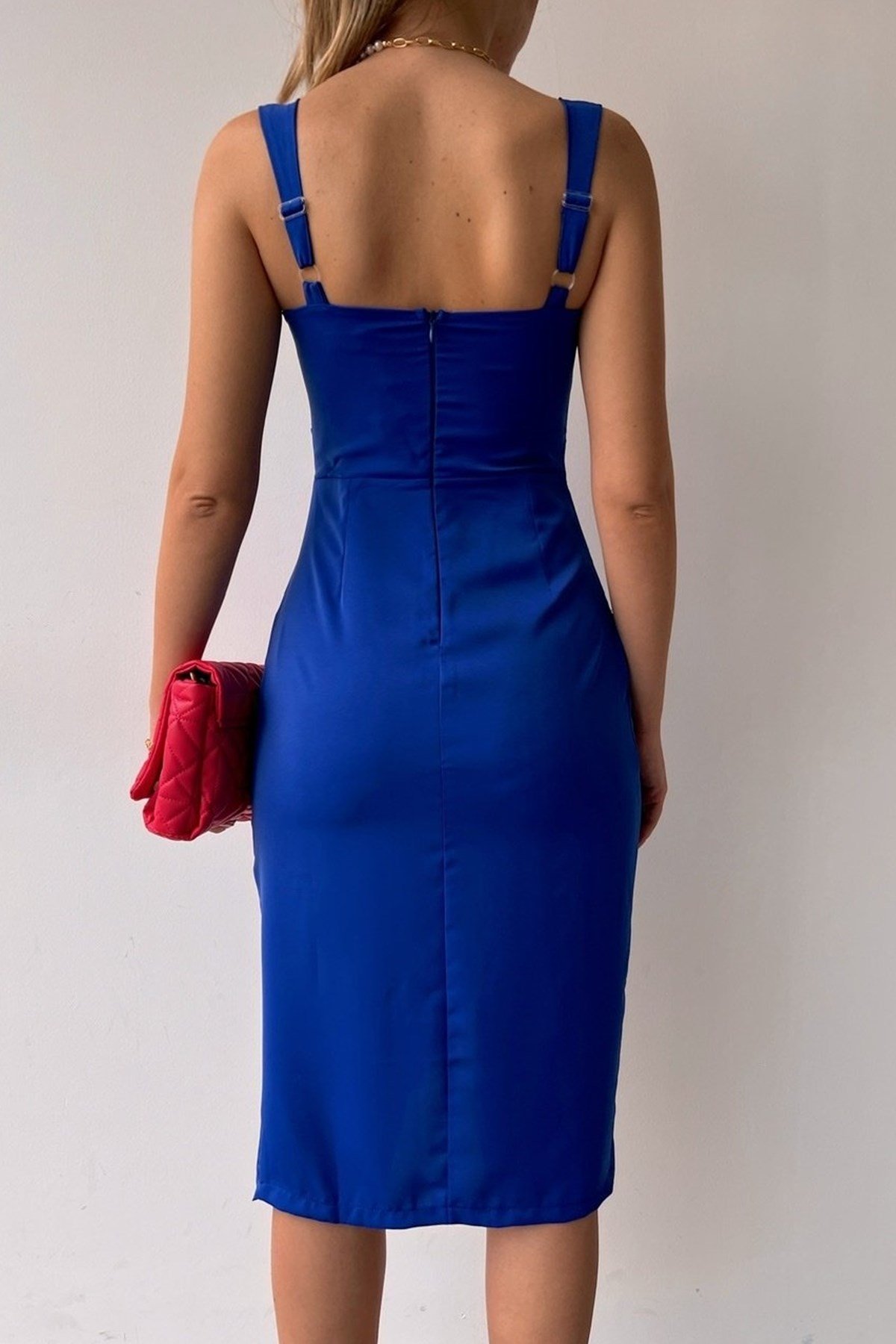 ASKILI YIRTMAÇ DETAYLI GÖĞÜS DOLGULU MİDİ BOY MAVİ ELBİSE BLUE MIDI DRESSS MSCX-120-MAVİ