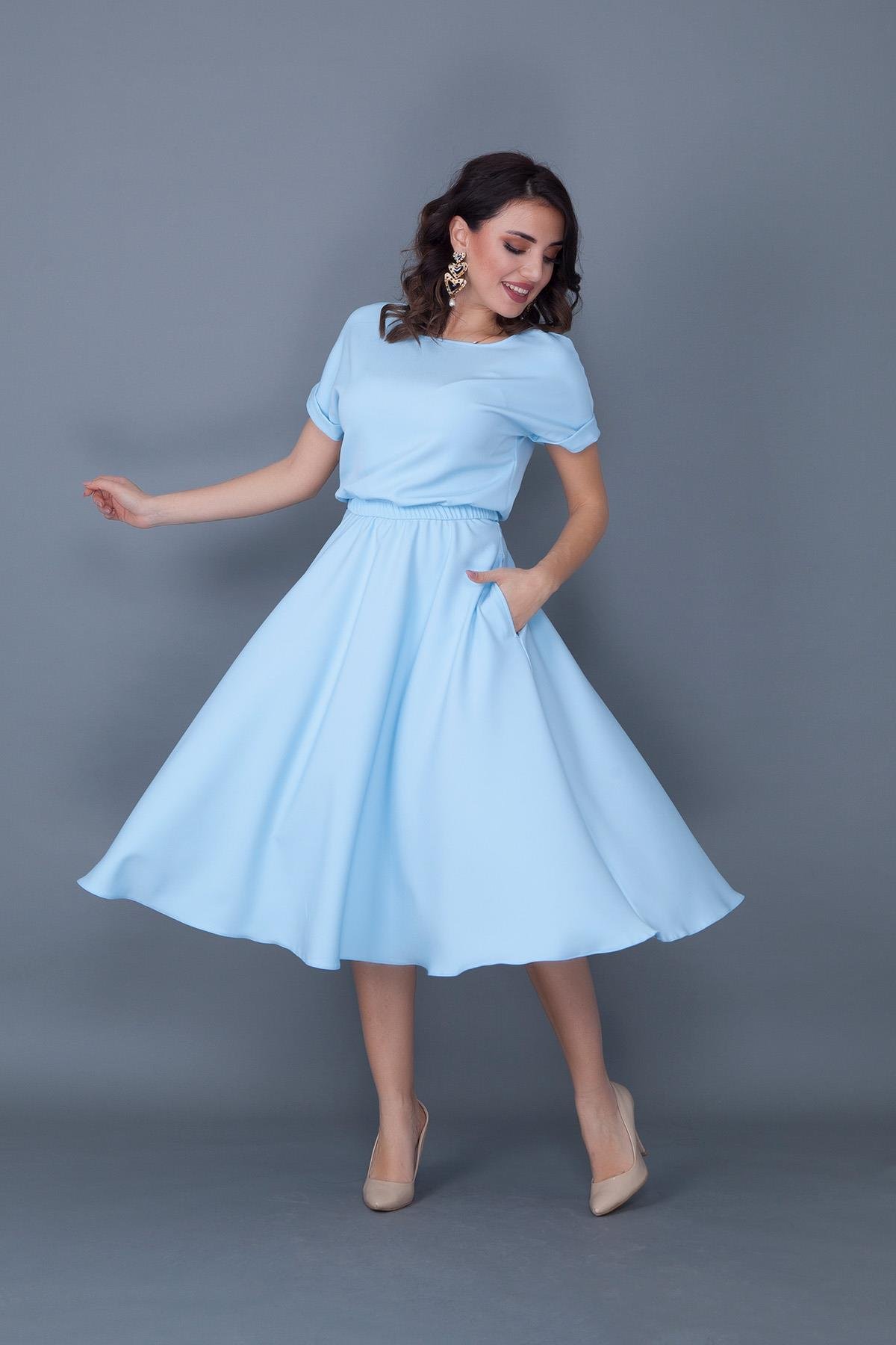 Bebe Mavi Esnek Atlas Kumaş Midi Boy Beli Lastikli Cepli Tasarım Kısa Kollu Kloş Bebe Mavi Abiye Elbise 222