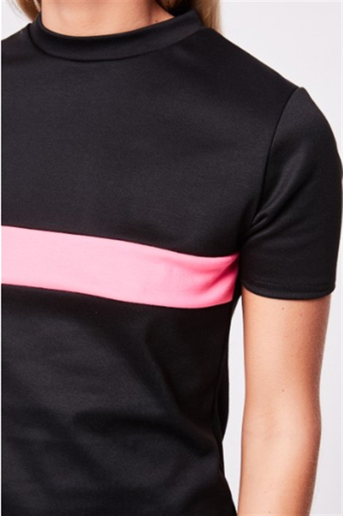 ESNEK DALGIÇ KUMAŞ KISA KOLLU NEON PEMBE ŞERİT DETAYLI SİYAH SPOR MİNİ ELBİSE SİYAH SPOR ELBİSE KISA KOLLU SİYAH MİNİ ELBİSE SİYAH ELBİSE MODELLERİ BLACK MINI DRESS DNM-519-neonpembeseritli