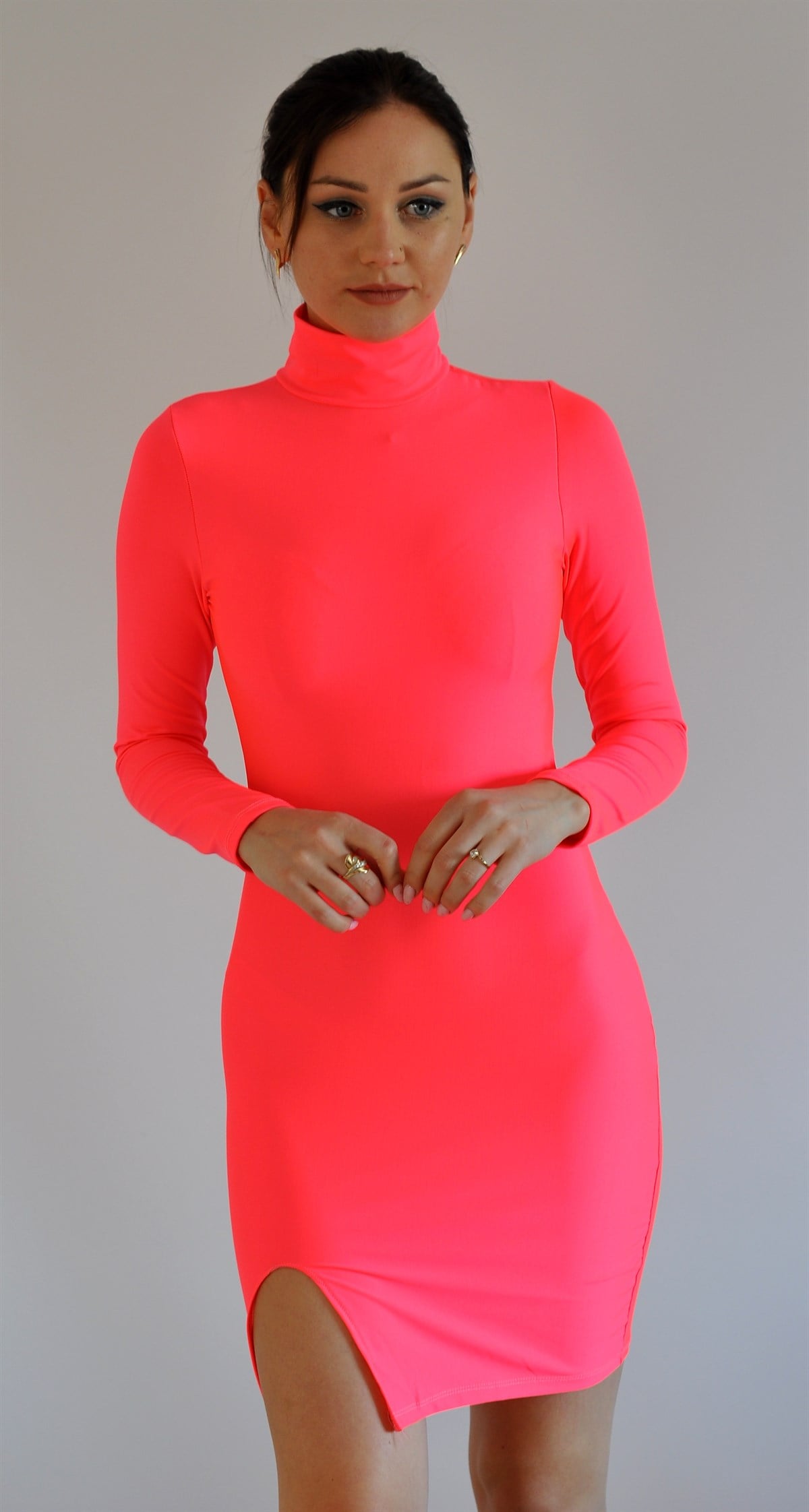 ESNEK DALGIÇ KUMAŞ NEON PEMBE MİNİ ELBİSE UZUN KOLLU YIRTMAÇ DETAYLI NEON PEMBE GECE ELBİSESİ NEON PEMBE BOĞAZLI MİNİ ELBİSE NEON PINK MINI DRESS ND-033-neonpembe