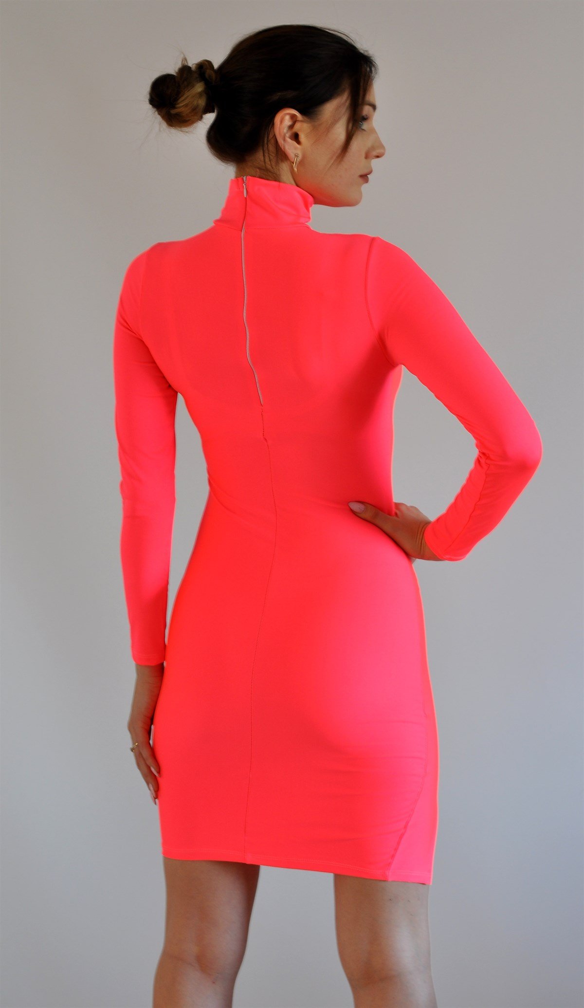 ESNEK DALGIÇ KUMAŞ NEON PEMBE MİNİ ELBİSE UZUN KOLLU YIRTMAÇ DETAYLI NEON PEMBE GECE ELBİSESİ NEON PEMBE BOĞAZLI MİNİ ELBİSE NEON PINK MINI DRESS ND-033-neonpembe