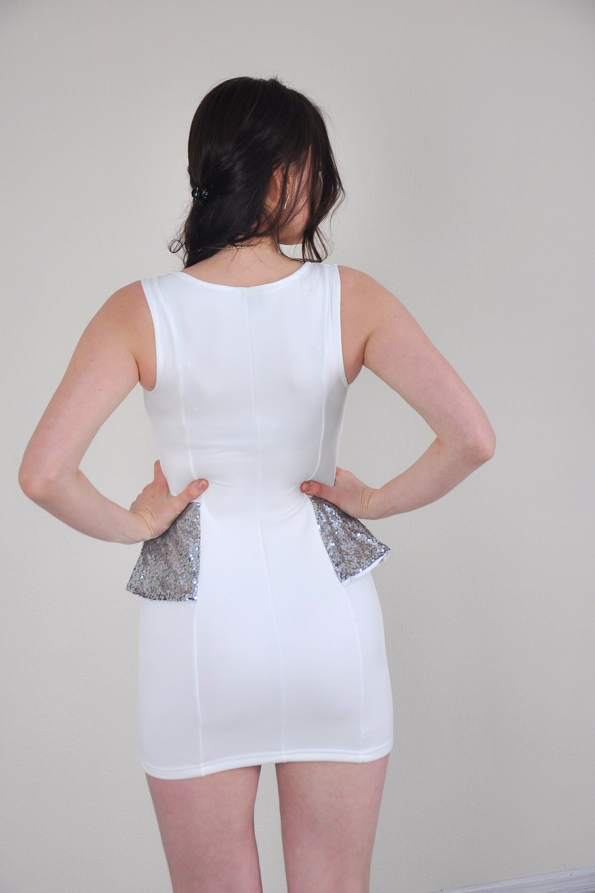 ESNEK DALGIÇ KUMAŞ PUL DETAYLI BEYAZ MİNİ ELBİSE BEYAZ GECE ELBİSESİ BEYAZ KISA ABİYE ELBİSE WHITE MINI DRESS emr-071-beyaz