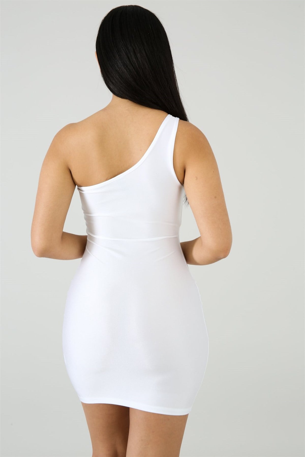 ESNEK DALGIÇ KUMAŞ TEK OMUZ ASKILI BEYAZ MİNİ ELBİSE WHITE MINI DRESS CLUBWEAR DNM-475-2