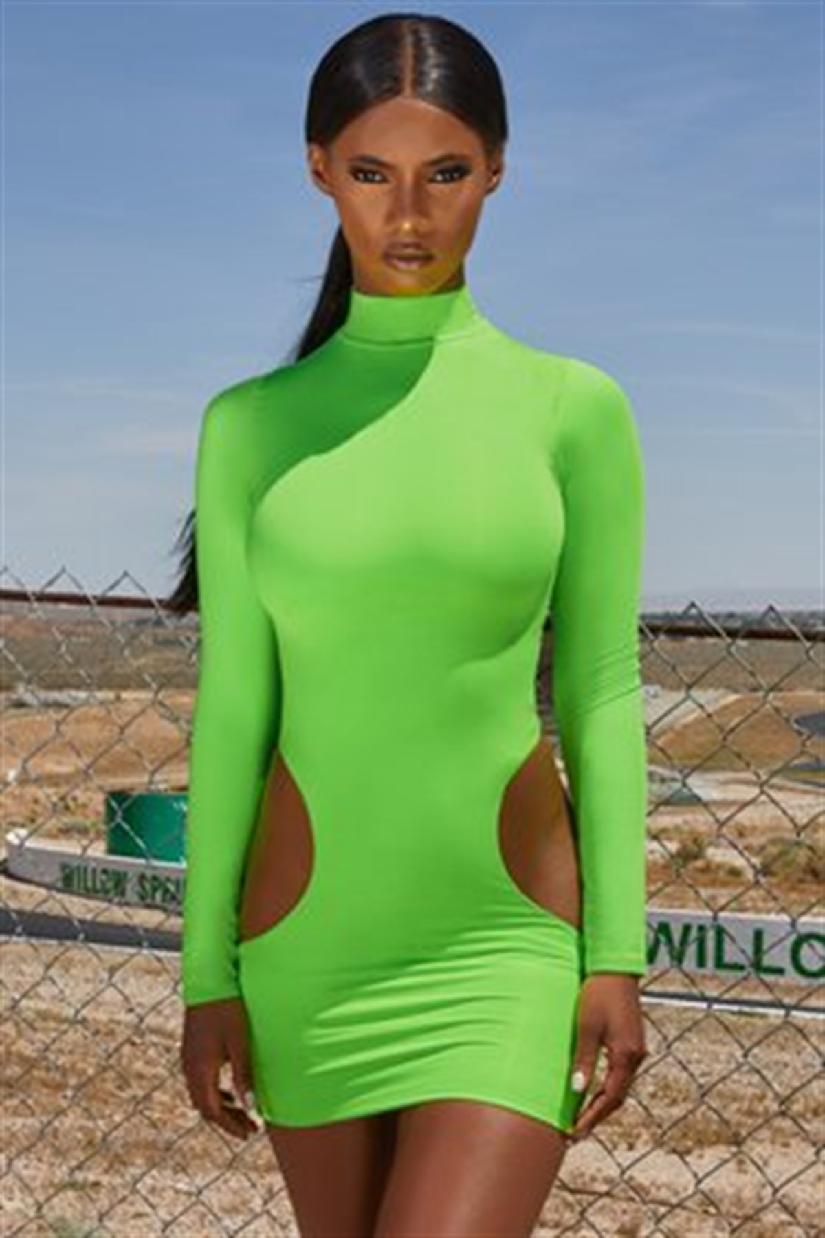 ESNEK DALGIÇ KUMAŞ YANLARI DEKOLTE DETAYLI UZUN KOLLU NEON YEŞİL MİNİ ELBİSE NEON YEŞİL SEKSİ MINI ELBİSE NEON GREEN MINI DRESS DNM-539-yeşil