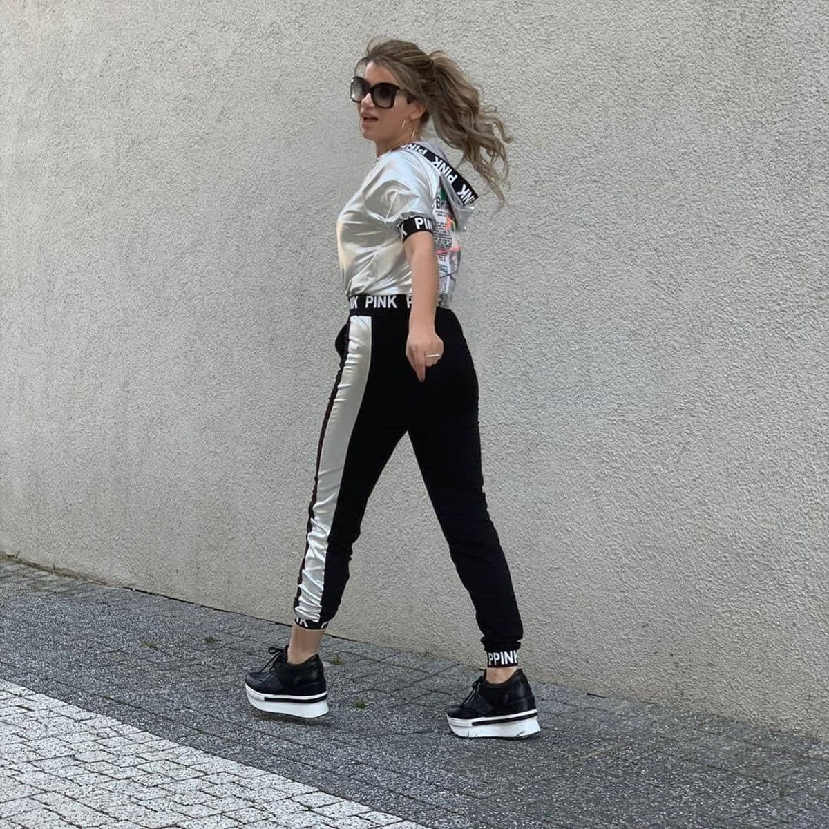 ESNEK İKİİPLİK KUMAŞ VE LAME KUMAŞ DETAYLI KAPİŞONLU ÜST VE EŞOFMAN ALT TAKIM WOMAN SPORTSWEAR SET CHP-201-1