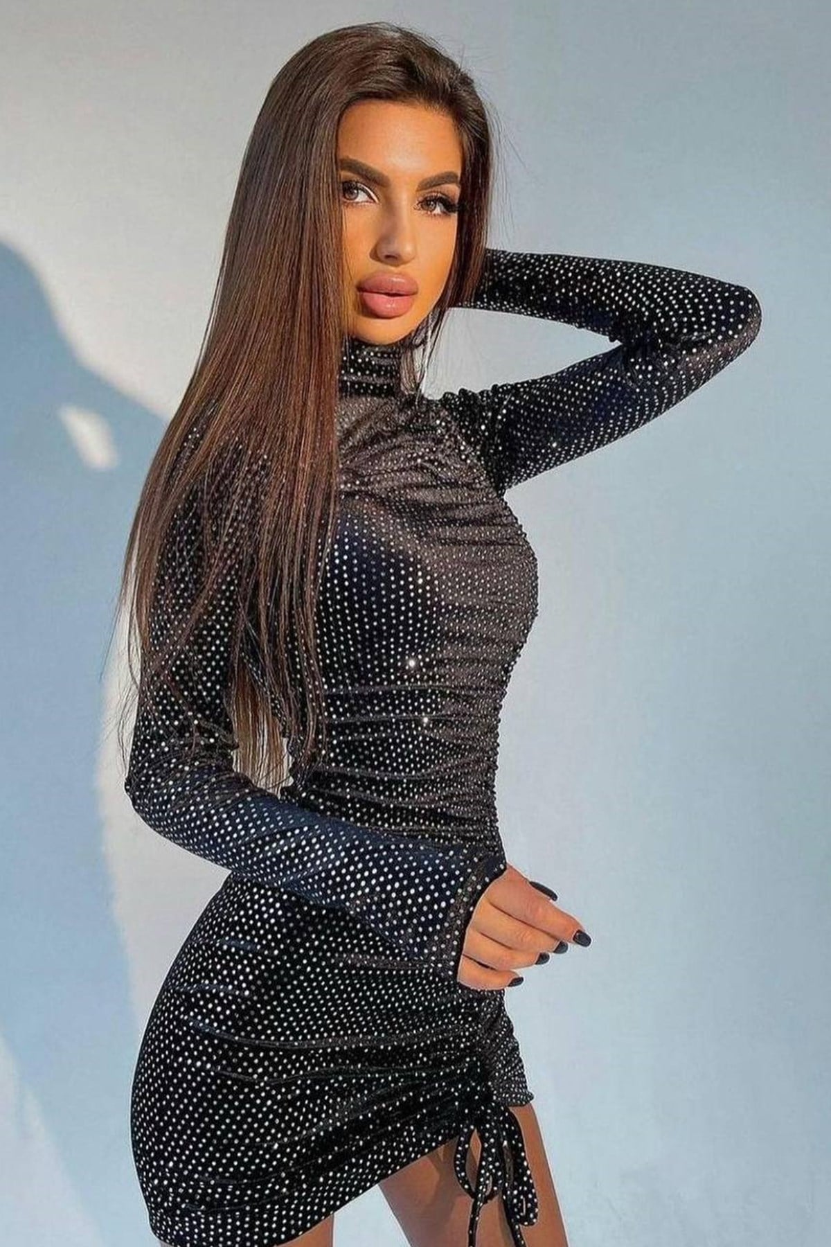 ESNEK KADİFE KUMAŞ BÜZGÜ DETAYLI DİK YAKA SİYAH MİNİ ELBİSE BLACK VELVET MINI DRESS ANG-002-SİYAH