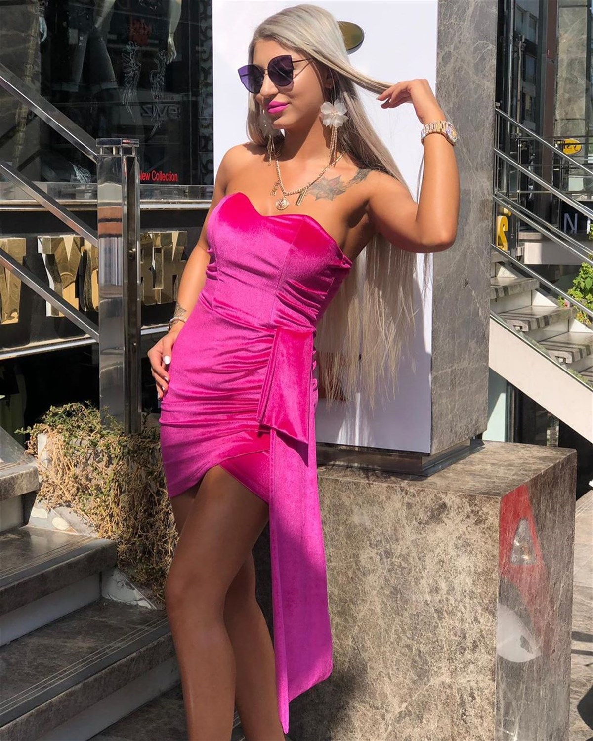 ESNEK KADİFE KUMAŞ GÖĞÜS DEKOLTELİ PEMBE MİNİ ELBİSE STRAPLEZ PEMBE GECE ELBİSESİ PINK VELVET MINI DRESS LP-272-1