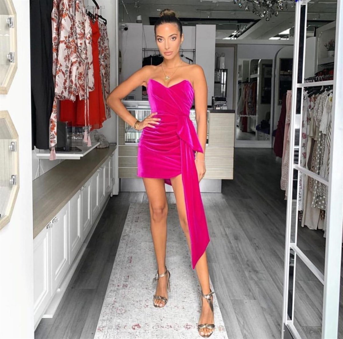 ESNEK KADİFE KUMAŞ GÖĞÜS DEKOLTELİ PEMBE MİNİ ELBİSE STRAPLEZ PEMBE GECE ELBİSESİ PINK VELVET MINI DRESS LP-272-1