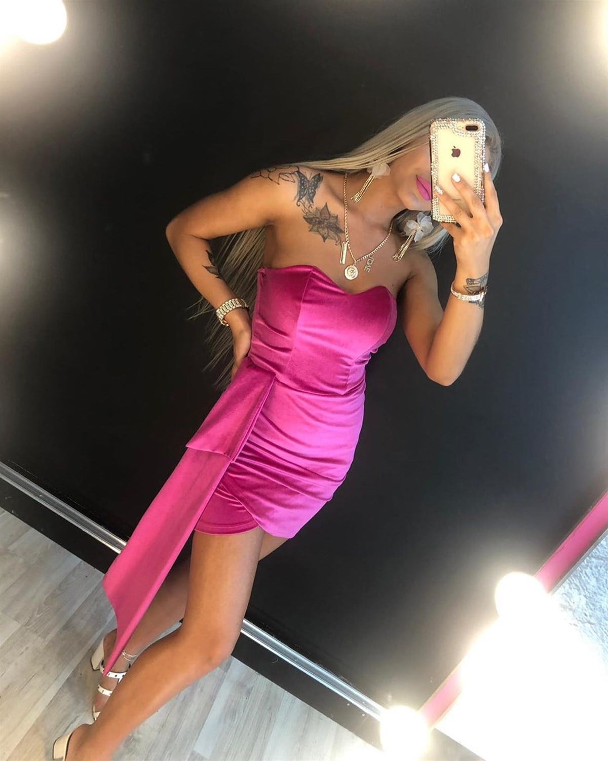 ESNEK KADİFE KUMAŞ GÖĞÜS DEKOLTELİ PEMBE MİNİ ELBİSE STRAPLEZ PEMBE GECE ELBİSESİ PINK VELVET MINI DRESS LP-272-1