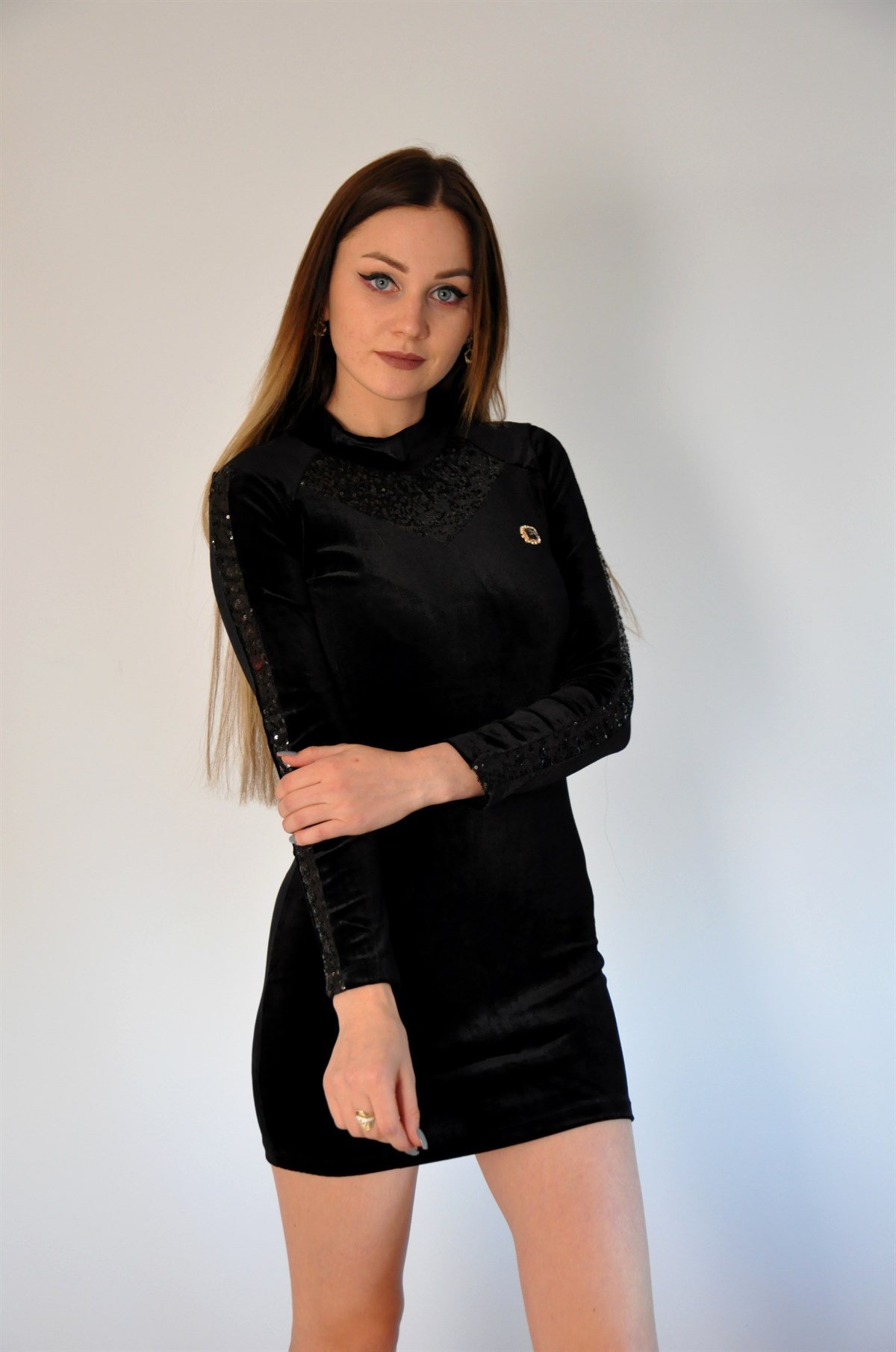 ESNEK KADİFE KUMAŞ ÖN KISMI PUL DETAYLI SİYAH MİNİ ELBİSE SİYAH KADİFE ELBİSE BLACK VELVET MINI DRESS BLACK VELVET PROM DRESS BLACK MINI DRESS  CHP-230-2