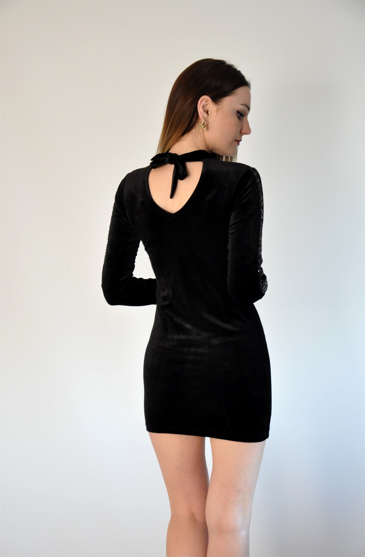 ESNEK KADİFE KUMAŞ ÖN KISMI PUL DETAYLI SİYAH MİNİ ELBİSE SİYAH KADİFE ELBİSE BLACK VELVET MINI DRESS BLACK VELVET PROM DRESS BLACK MINI DRESS  CHP-230-2