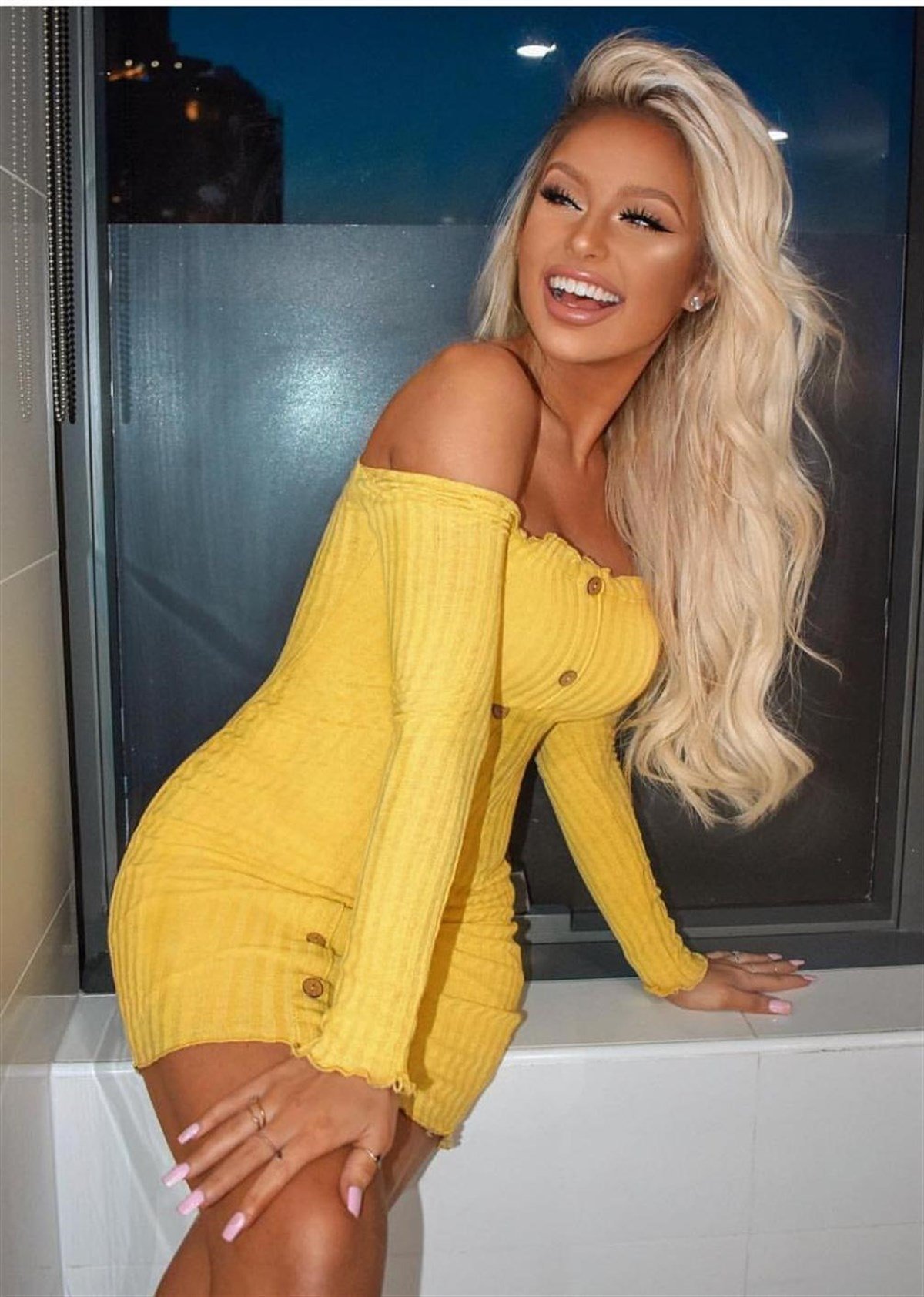 ESNEK KAŞKORSE KUMAŞ STRAPLEZ UZUN KOLLU DÜĞME DETAYLI SARI MİNİ ELBİSE YELLOW MINI DRESS LP-227-3