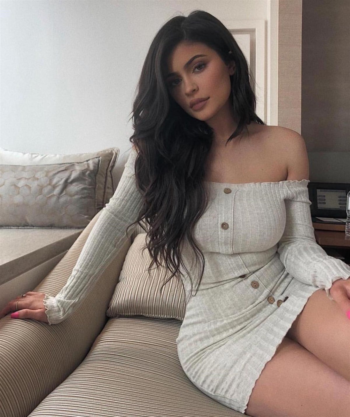 ESNEK KAŞKORSE KUMAŞ STRAPLEZ UZUN KOLLU DÜĞME DETAYLI GRİ MİNİ ELBİSE GREY MINI DRESS LP-227-2