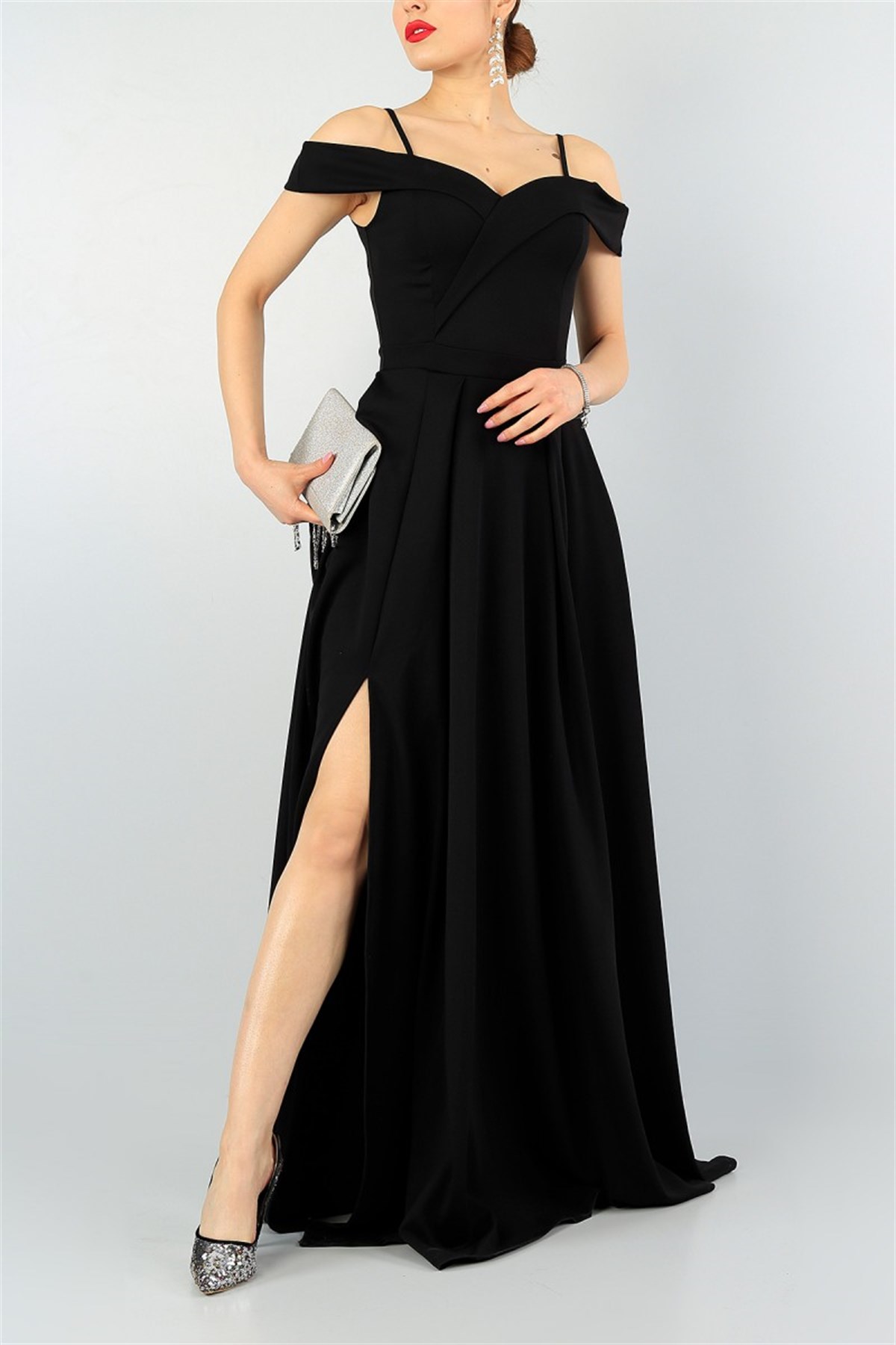 ESNEK KREP KUMAŞ YIRTMAÇ DETAYLI İNCE ASKILI UZUN SİYAH ABİYE ELBİSE BLACK PROM DRESS EMR-078-SİYAH