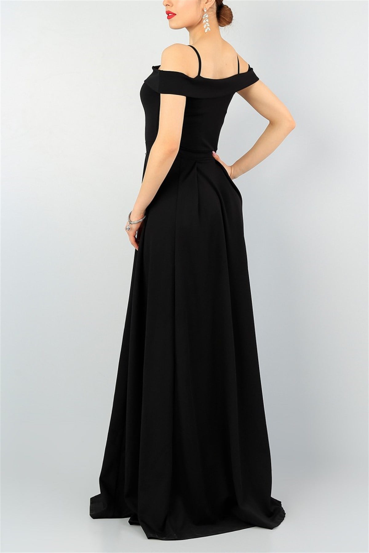 ESNEK KREP KUMAŞ YIRTMAÇ DETAYLI İNCE ASKILI UZUN SİYAH ABİYE ELBİSE BLACK PROM DRESS EMR-078-SİYAH