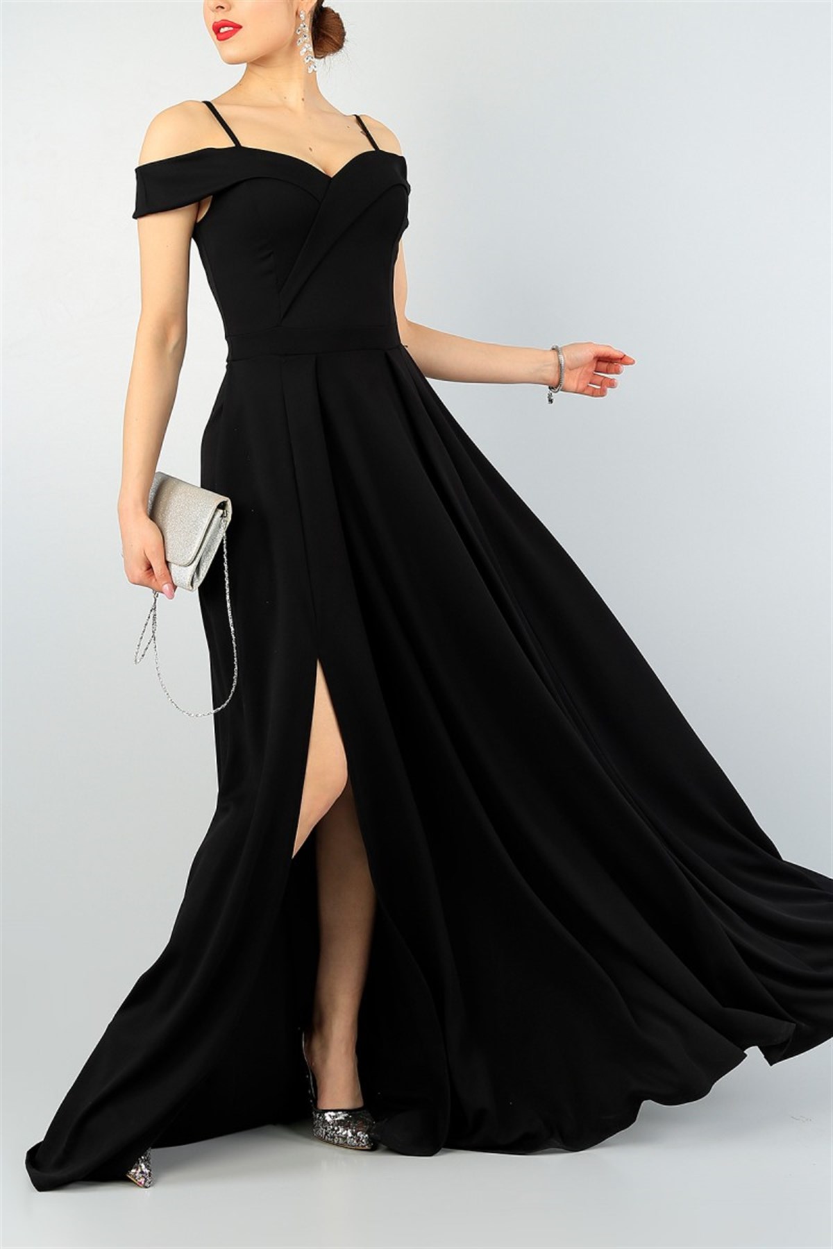 ESNEK KREP KUMAŞ YIRTMAÇ DETAYLI İNCE ASKILI UZUN SİYAH ABİYE ELBİSE BLACK PROM DRESS EMR-078-SİYAH