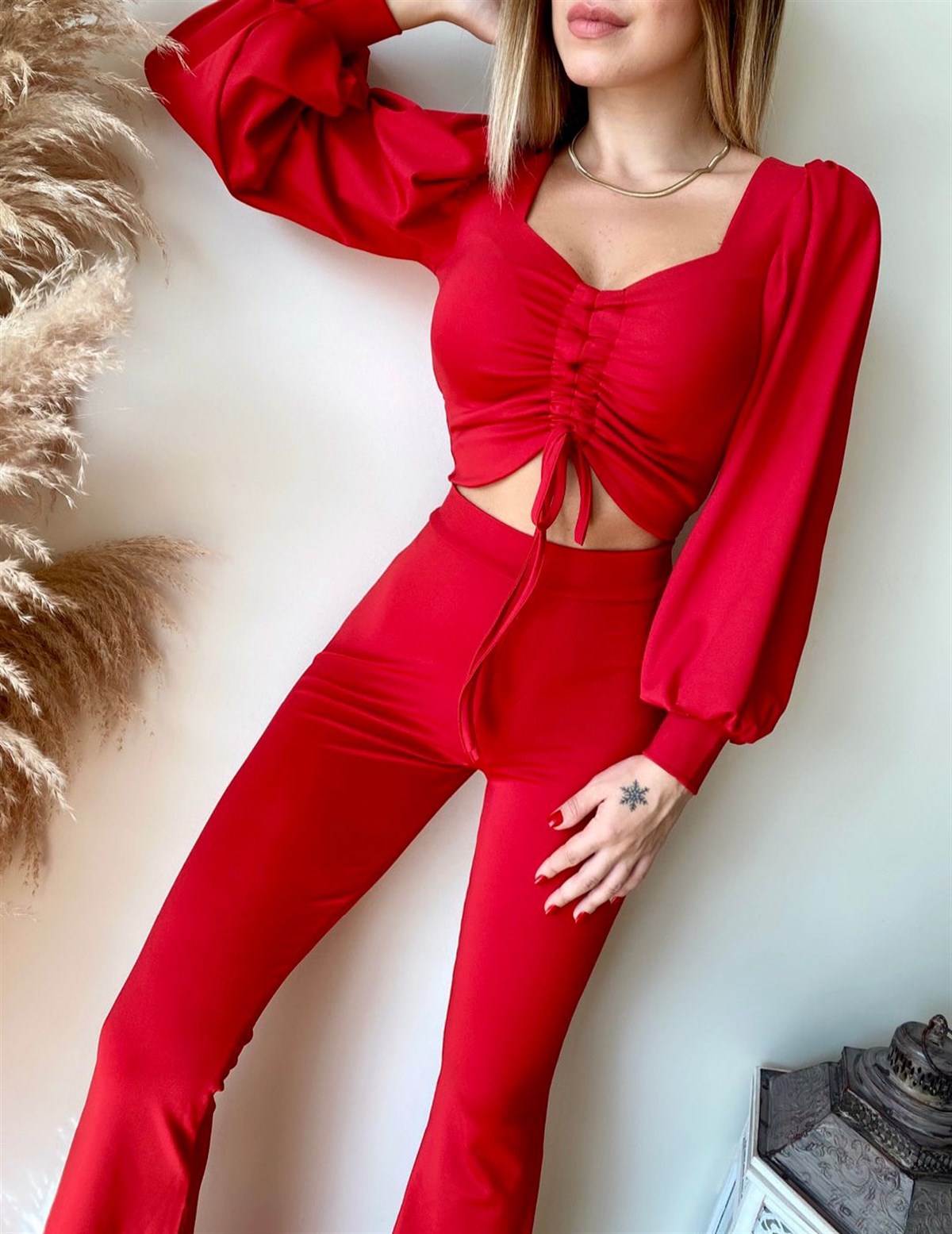ESNEK KUMAŞ BÜZGÜ DETAYLI KIRMIZI BÜSTİYER VE YÜKSEK BEL İSPANYOL PAÇA KIRMIZI TAYT TAKIM TOP AND PANTS SET GD-032-KIRMIZI